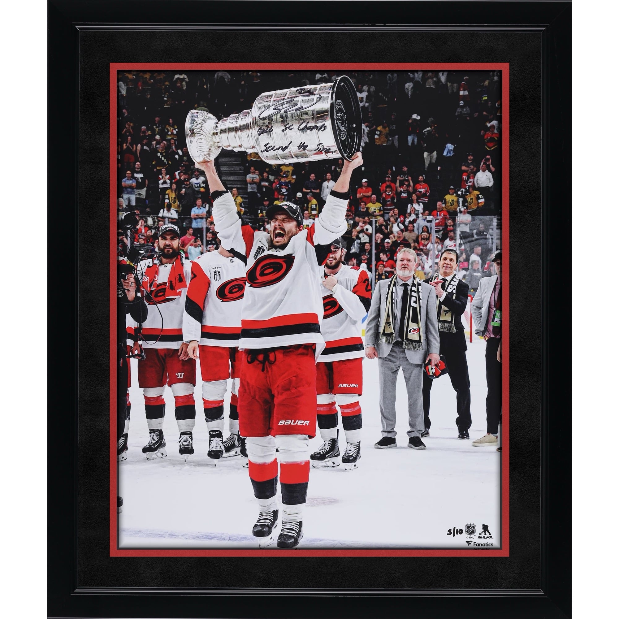 Photo dédicacée de Sebastian Aho, des Hurricanes de la Caroline, champion de la Coupe Stanley 2026, brandissant la coupe, avec plusieurs inscriptions - Édition limitée à 10 exemplaires