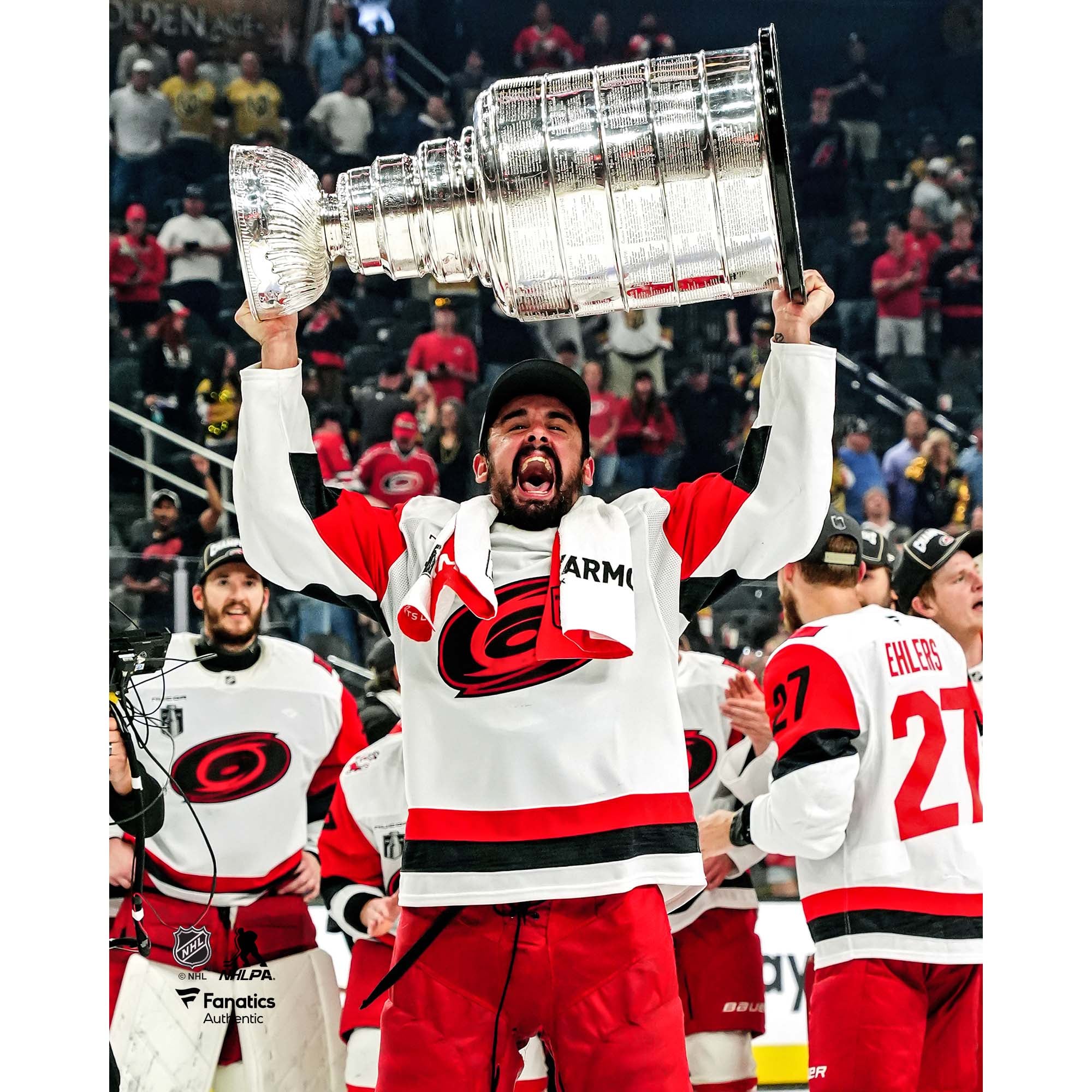 Photo non signée de Seth Jarvis, des Hurricanes la Caroline, champions coupe Stanley 2026, brandissant
