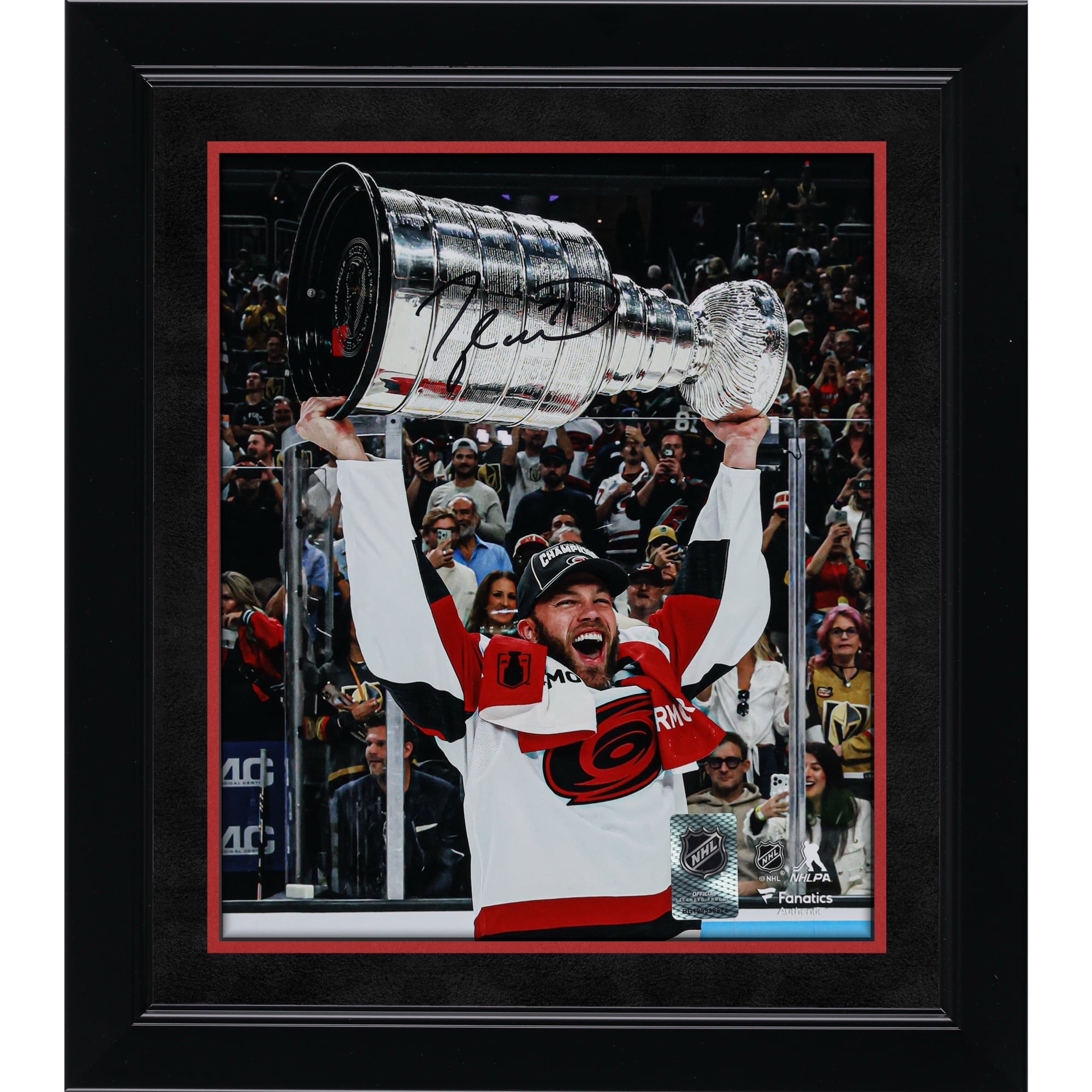 Photo autographiée de Taylor Hall, des Hurricanes de la Caroline, champions de la Coupe Stanley 2026 ( po x po