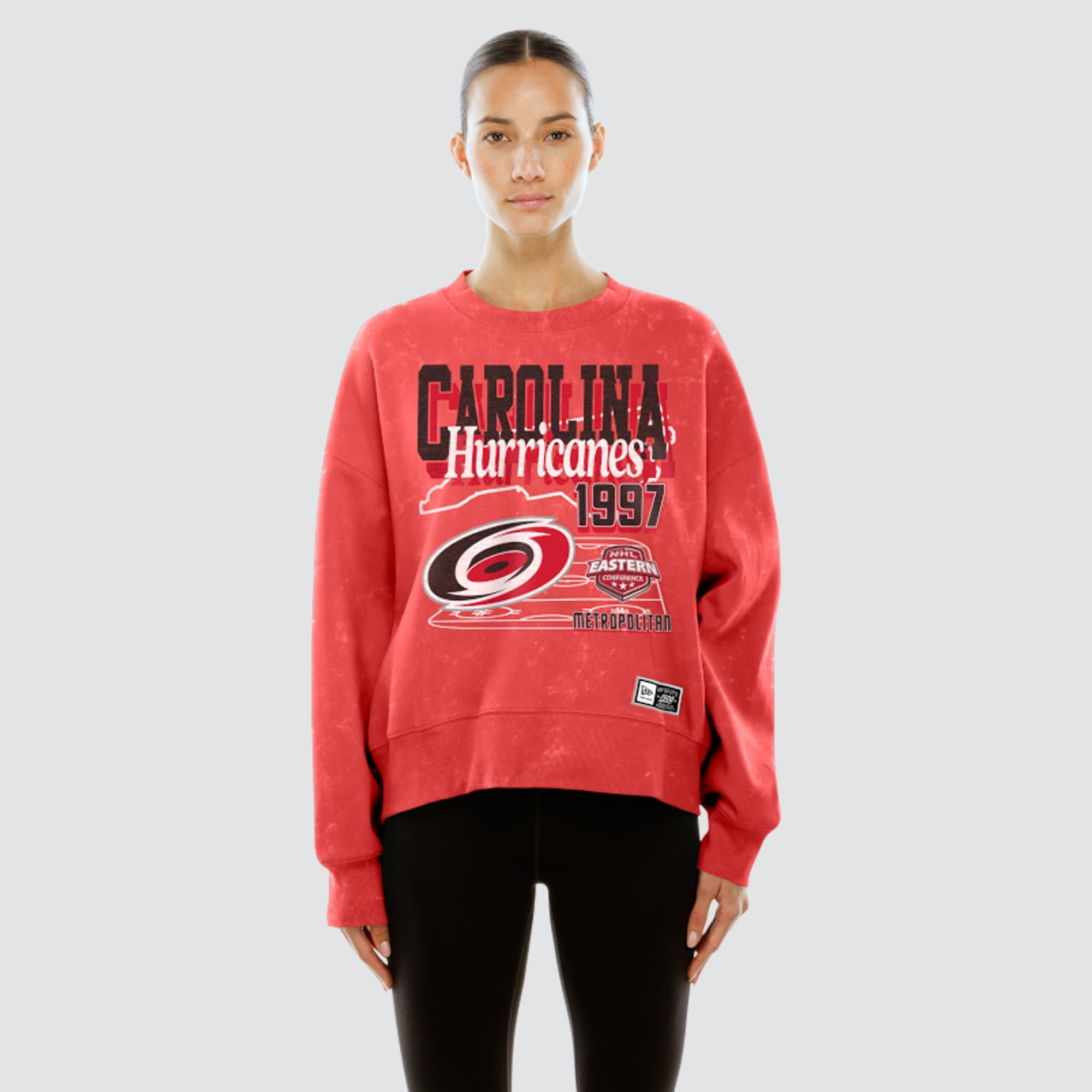 Sweat-shirt à col rond New Era rouge Carolina Hurricanes pour femme, style rétro, en molleton délavé.