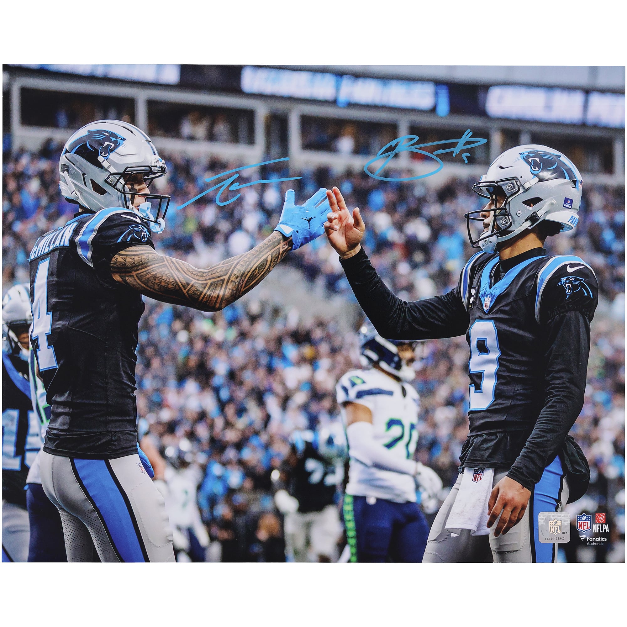 Photo de poignée de main autographiée de Bryce Young et Tetairoa McMillan, joueurs des Panthers de la Caroline (40 x 50 cm).