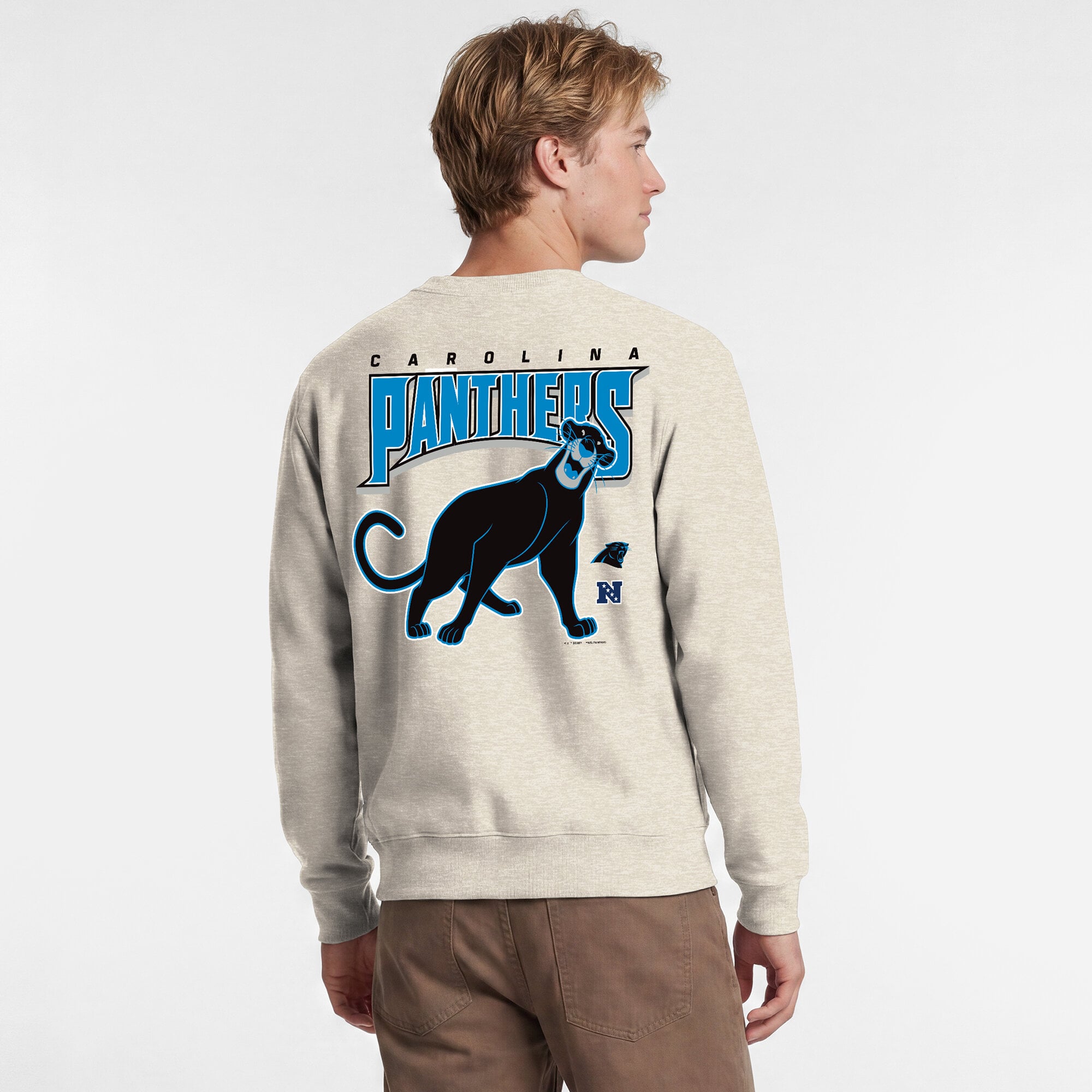 Sweat-shirt à col rond pour homme Disney x Champion, couleur avoine, Carolina Panthers, Powerblend, poitrine gauche et dos.