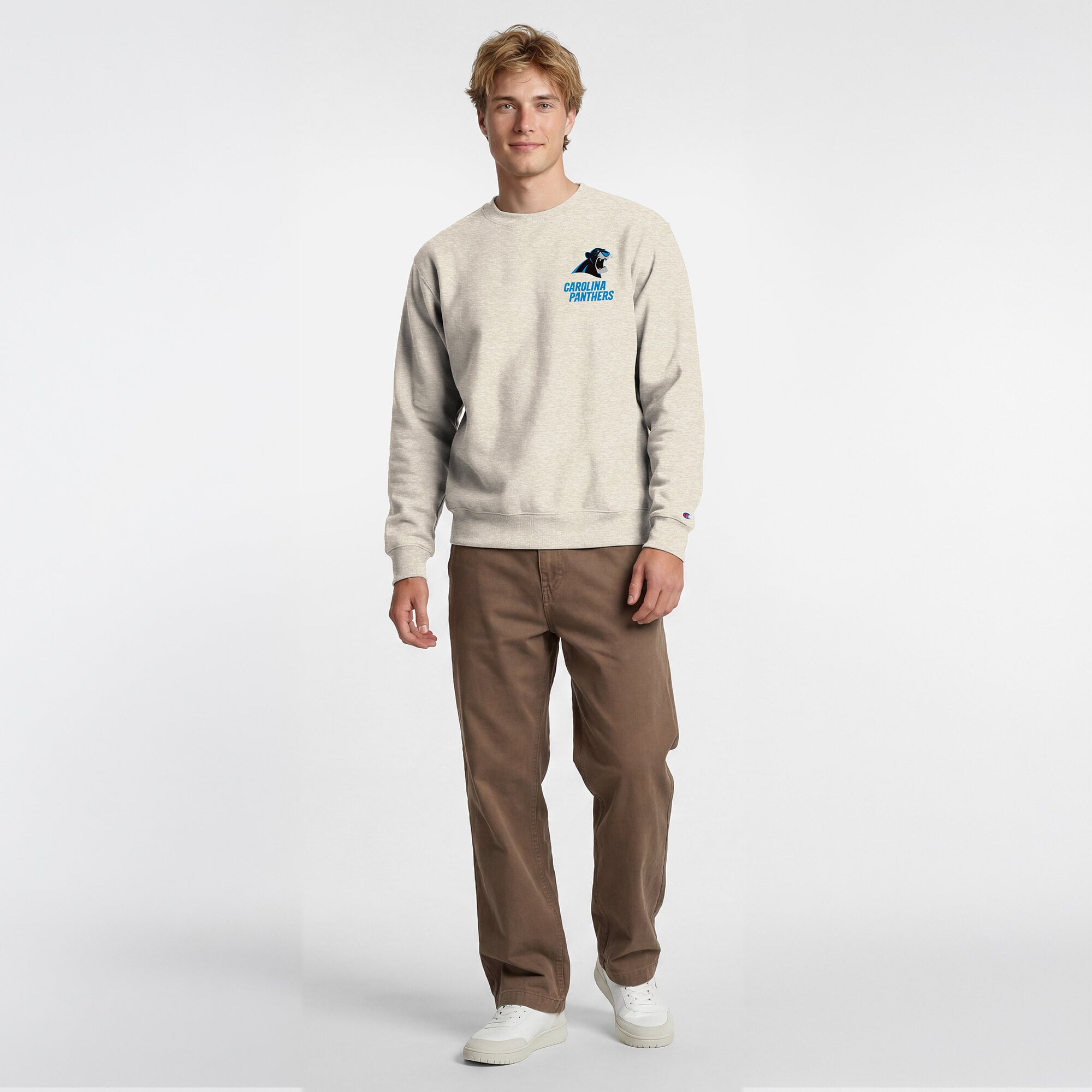 Sweat-shirt à col rond pour homme Disney x Champion, couleur avoine, Carolina Panthers, Powerblend, poitrine gauche et dos.