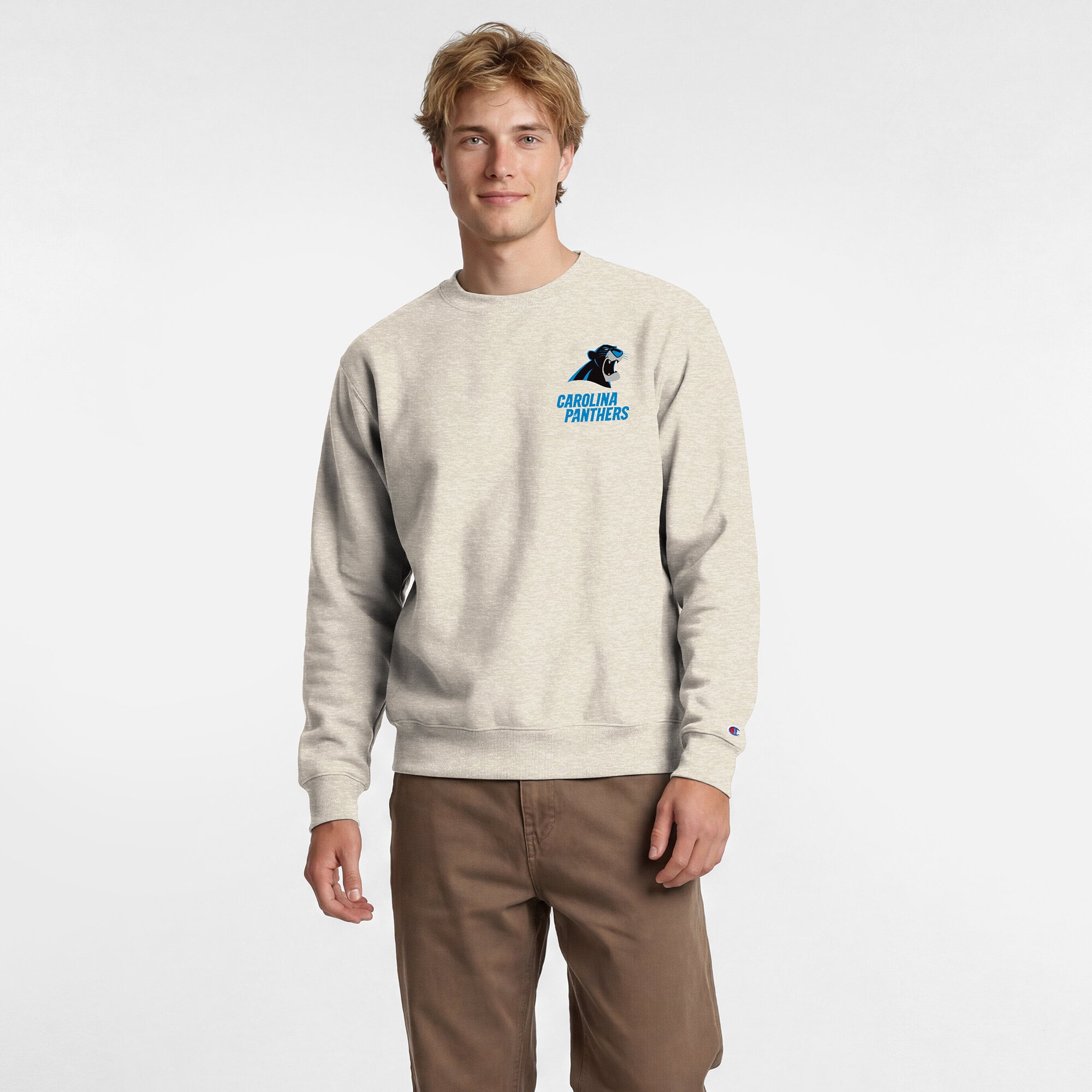 Sweat-shirt à col rond pour homme Disney x Champion, couleur avoine, Carolina Panthers, Powerblend, poitrine gauche et dos.