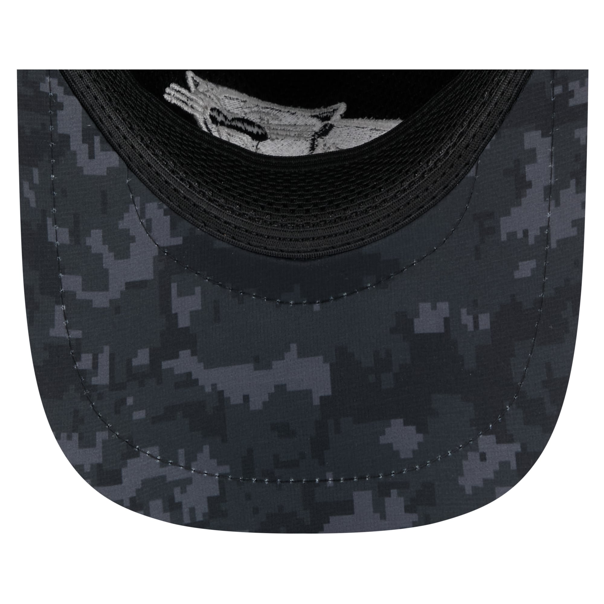 Casquette trucker ajustable New Era Apex 9FORTY noire Carolina Panthers 2026 Salute To Service pour homme