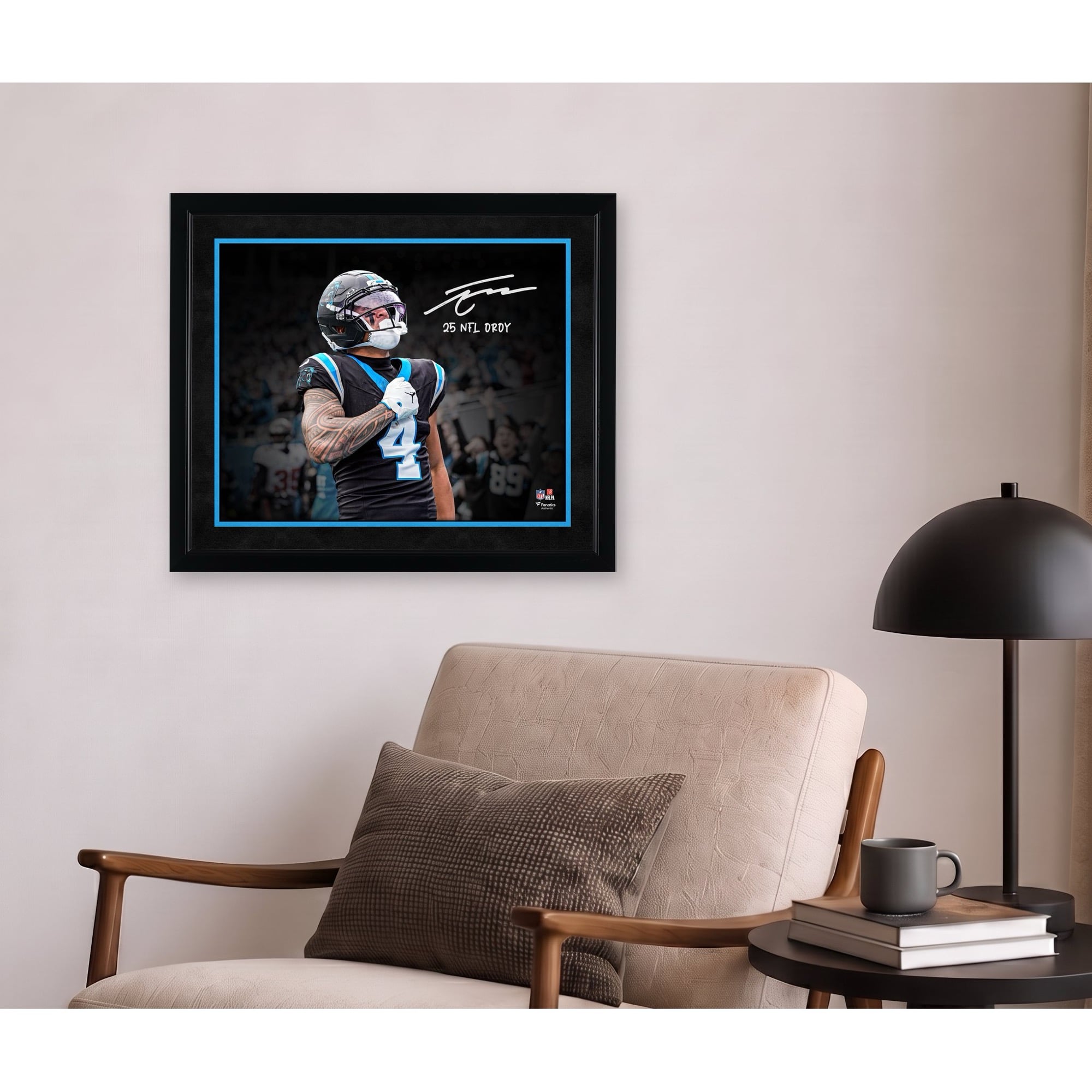Photo dédicacée de Tetairoa McMillan, joueur des Panthers de la Caroline, format 40 x 50 cm, avec inscription « 25e meilleur joueur de la NFL ».