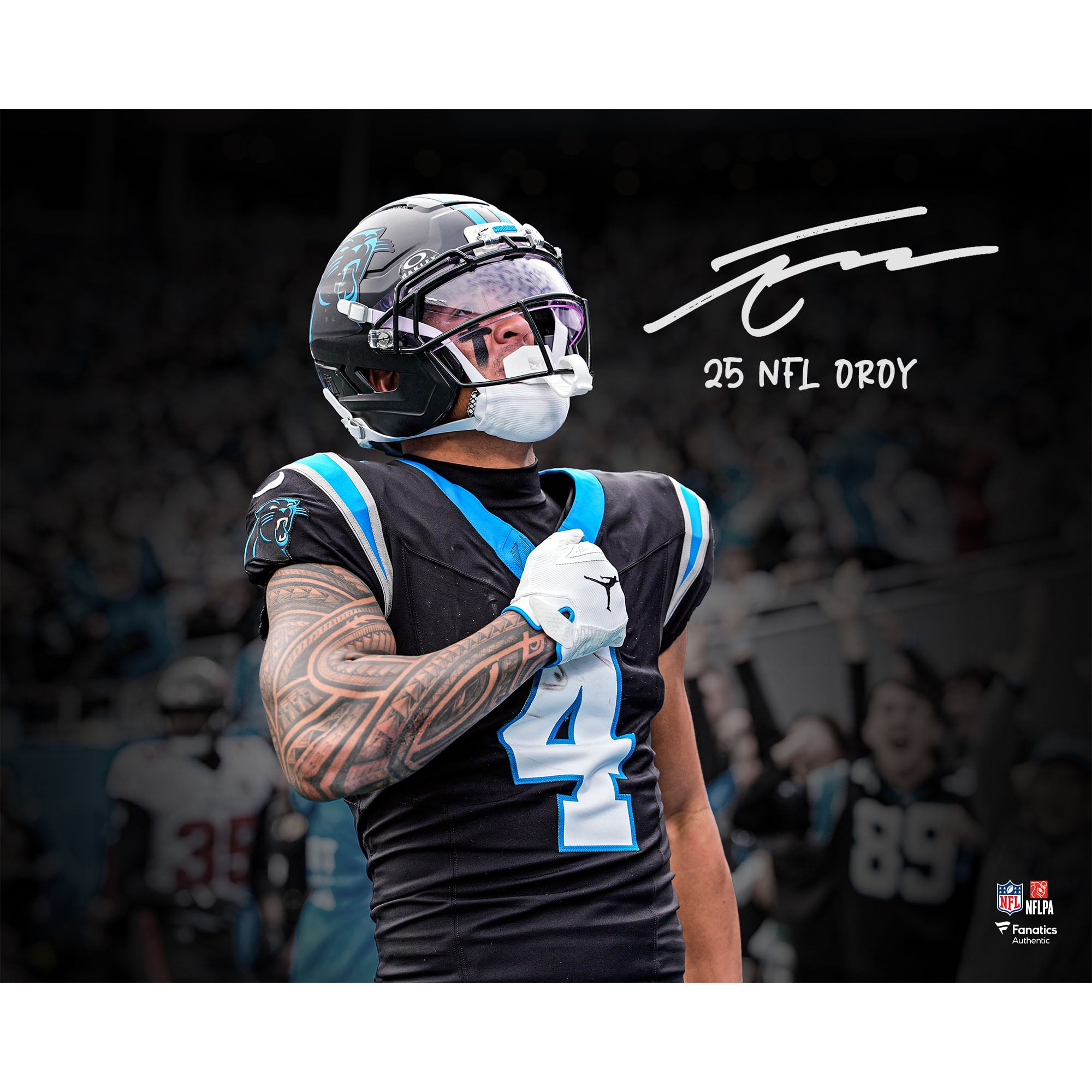 Photo dédicacée de Tetairoa McMillan, joueur des Panthers de la Caroline, format 40 x 50 cm, avec inscription « 25e meilleur joueur de la NFL ».