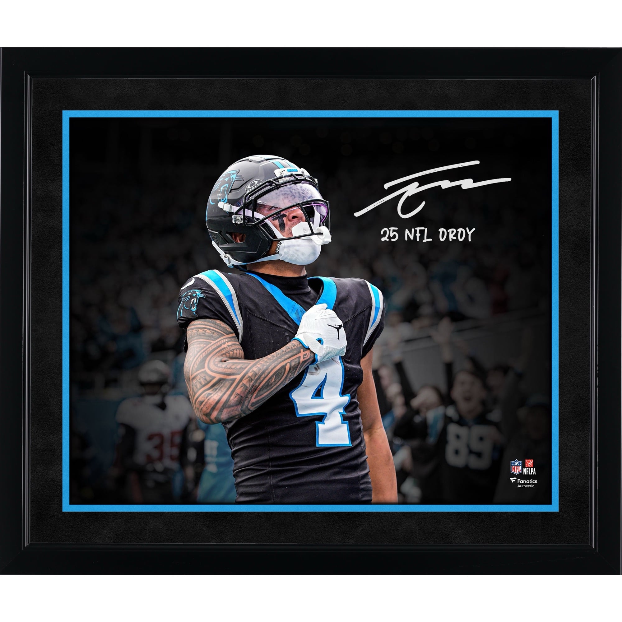 Photo dédicacée de Tetairoa McMillan, joueur des Panthers de la Caroline, format 40 x 50 cm, avec inscription « 25e meilleur joueur de la NFL ».