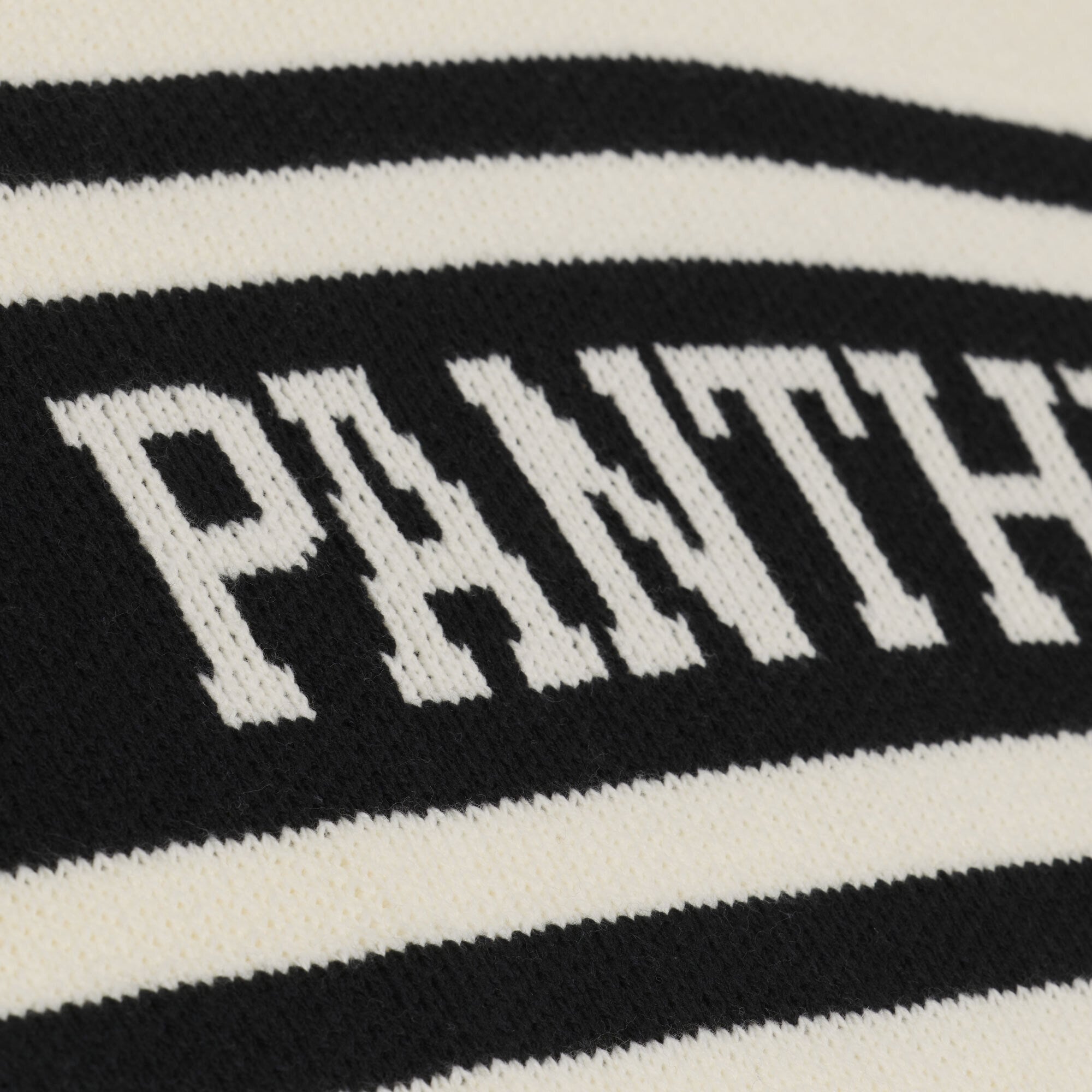 Pull Mitchell & Ness pour femme, couleur crème et noir, à col en V, motif rétro Carolina Panthers.