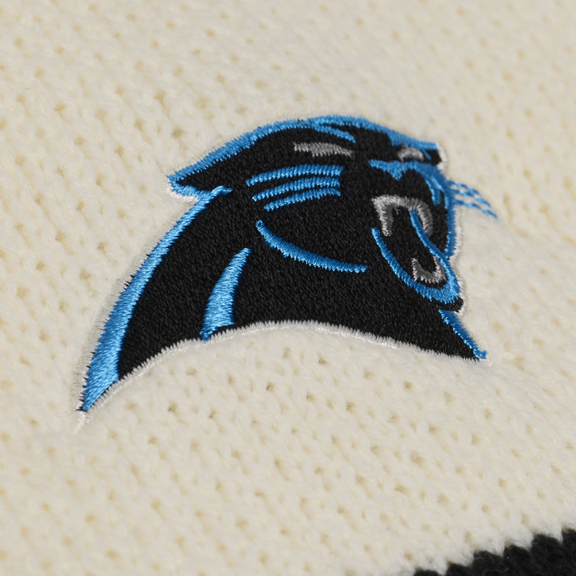 Pull Mitchell & Ness pour femme, couleur crème et noir, à col en V, motif rétro Carolina Panthers.