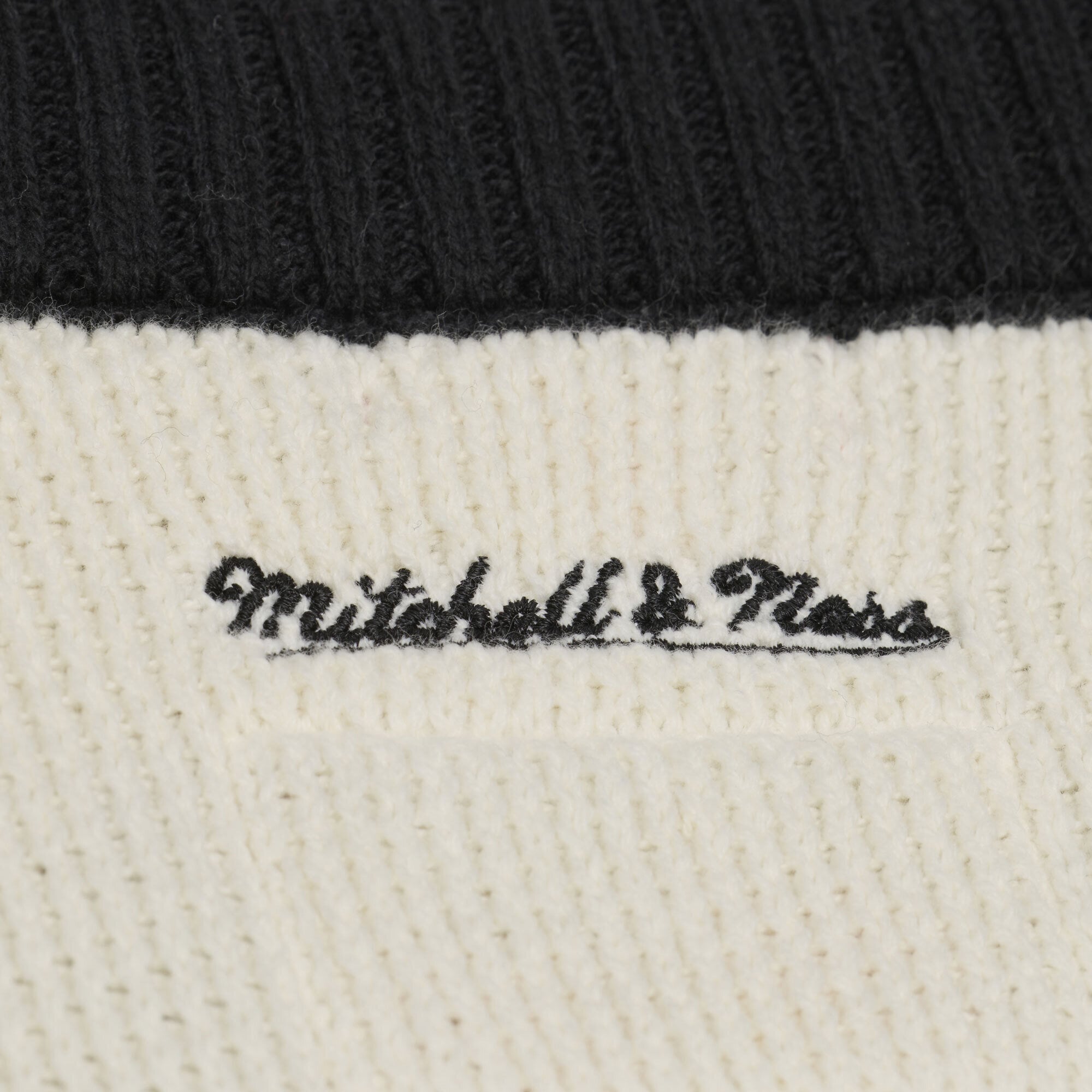 Pull Mitchell & Ness pour femme, couleur crème et noir, à col en V, motif rétro Carolina Panthers.