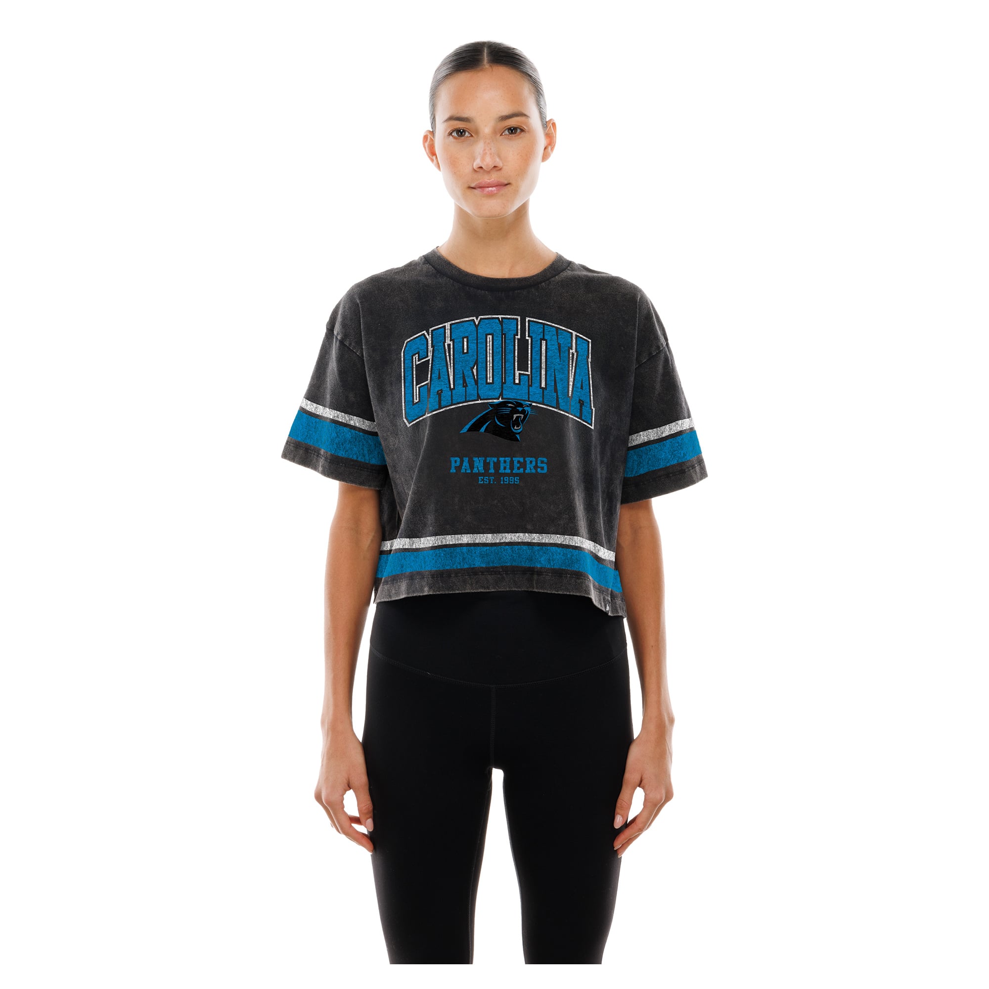 T-shirt court New Era Black Carolina Panthers Lifestyle pour femme, délavé à l'huile minérale, coupe carrée.