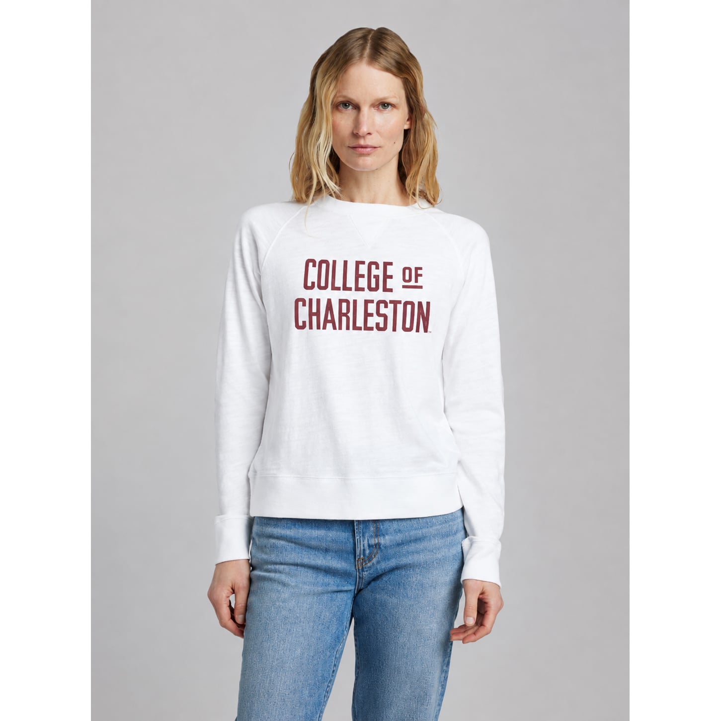 Sweat-shirt FAHERTY blanc Charleston Cougars pour femme, en denim flammé délavé.