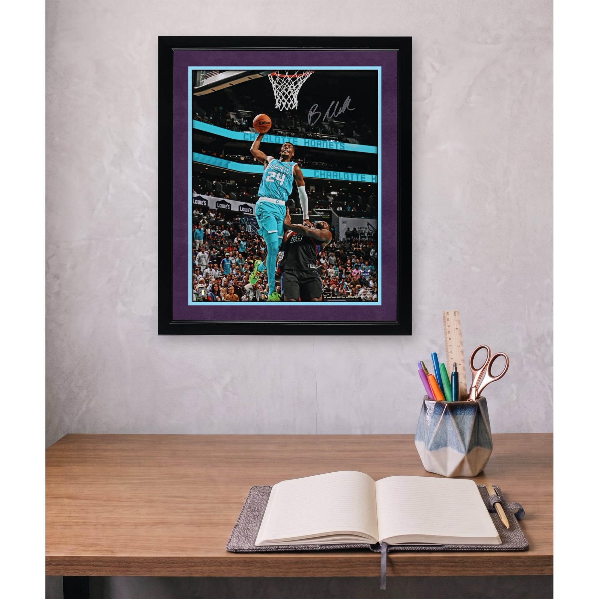 Photo dédicacée de Brandon Miller (Charlotte Hornets) - Dunk In (40,6 x 50,8 cm) - turquoise