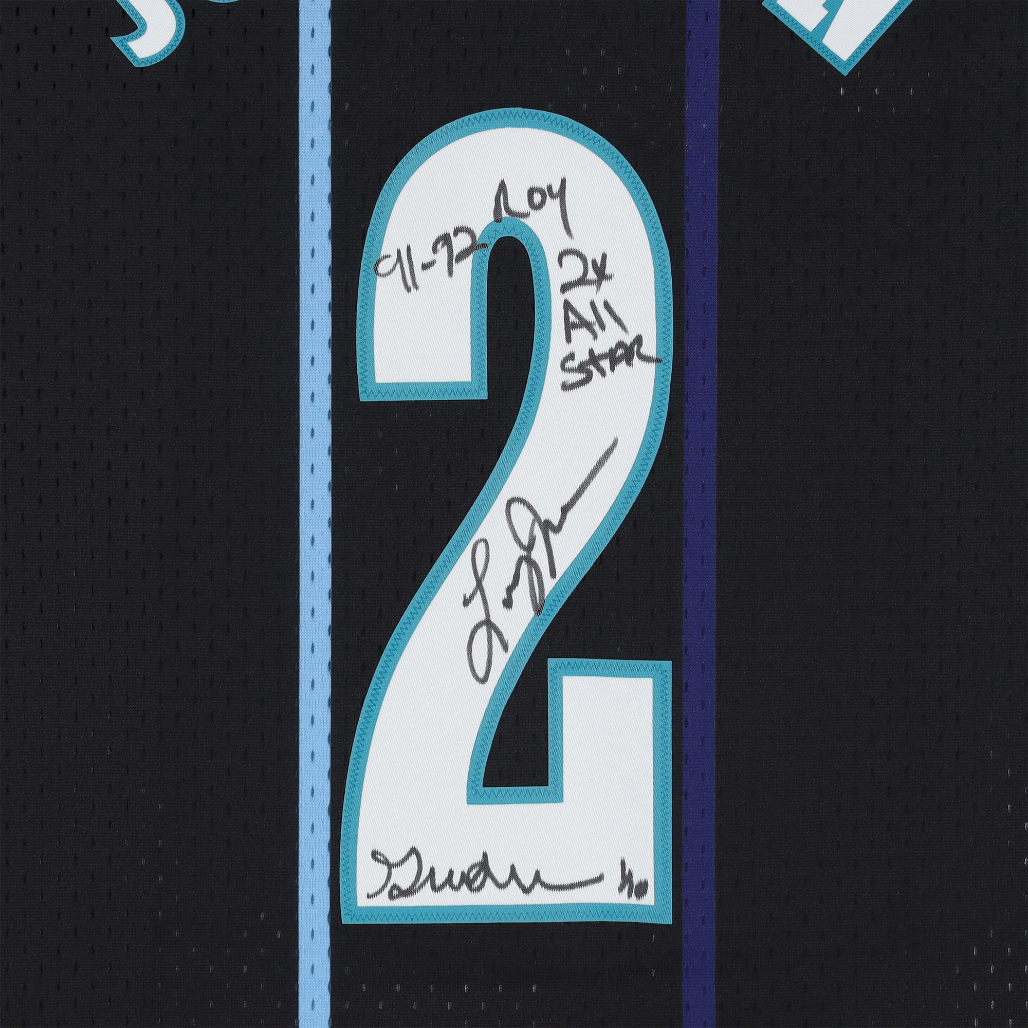 Maillot Swingman noir Mitchell & Ness Reloaded 1992, autographié par Larry Johnson (Charlotte Hornets), avec plusieurs inscriptions - Édition limitée n° 1/10