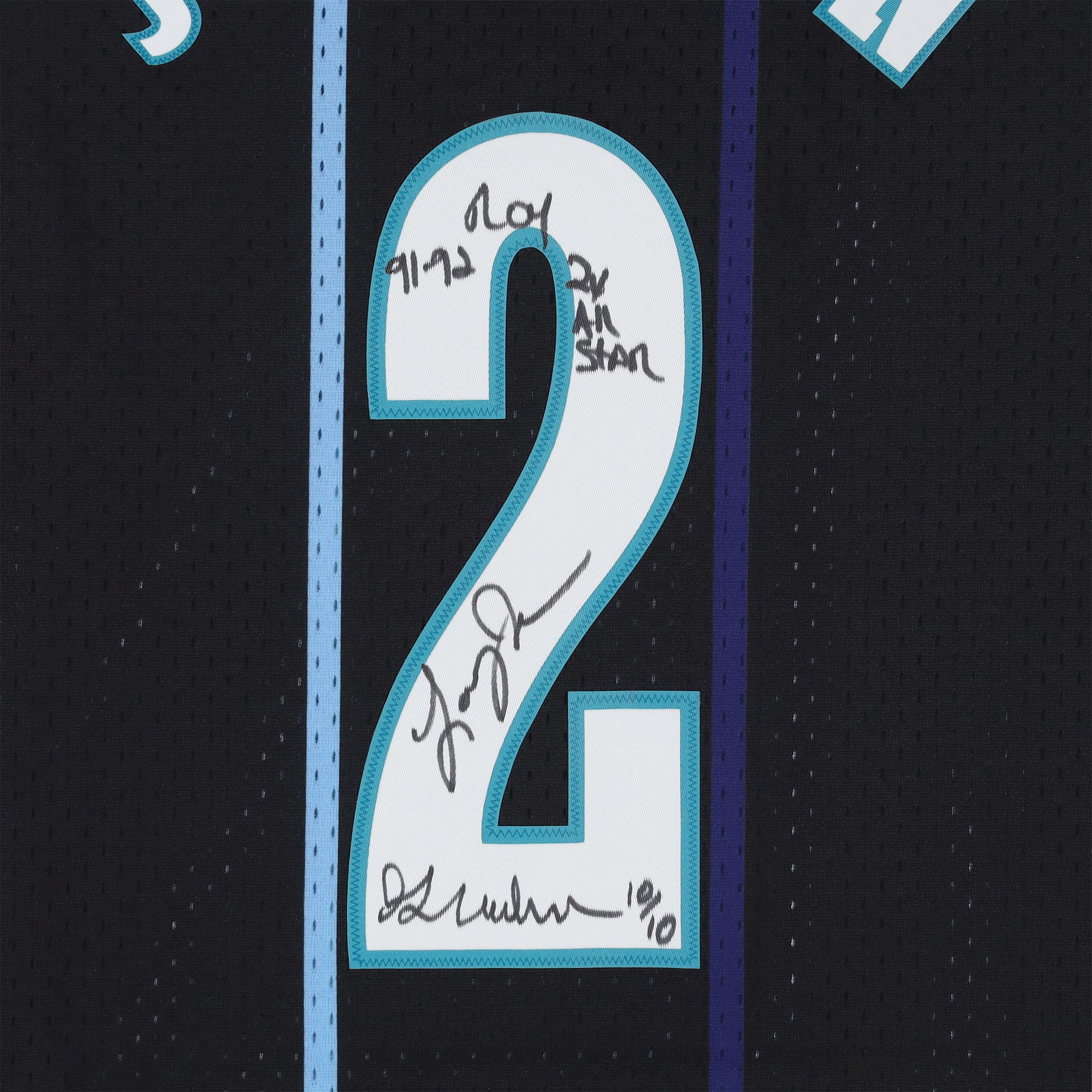 Maillot Swingman noir Mitchell & Ness Reloaded 1992, autographié par Larry Johnson (Charlotte Hornets), avec plusieurs inscriptions - Édition limitée n° 10/10