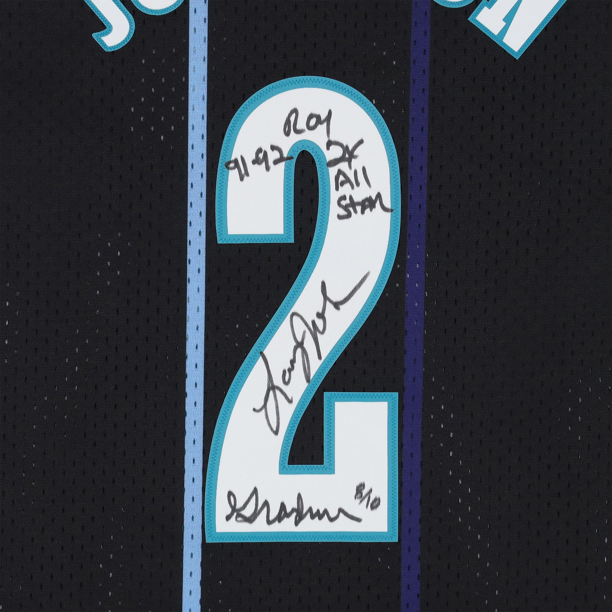 Maillot Swingman noir Mitchell & Ness Reloaded 1992, signé par Larry Johnson (Charlotte Hornets), avec plusieurs inscriptions - Édition limitée à 10 exemplaires
