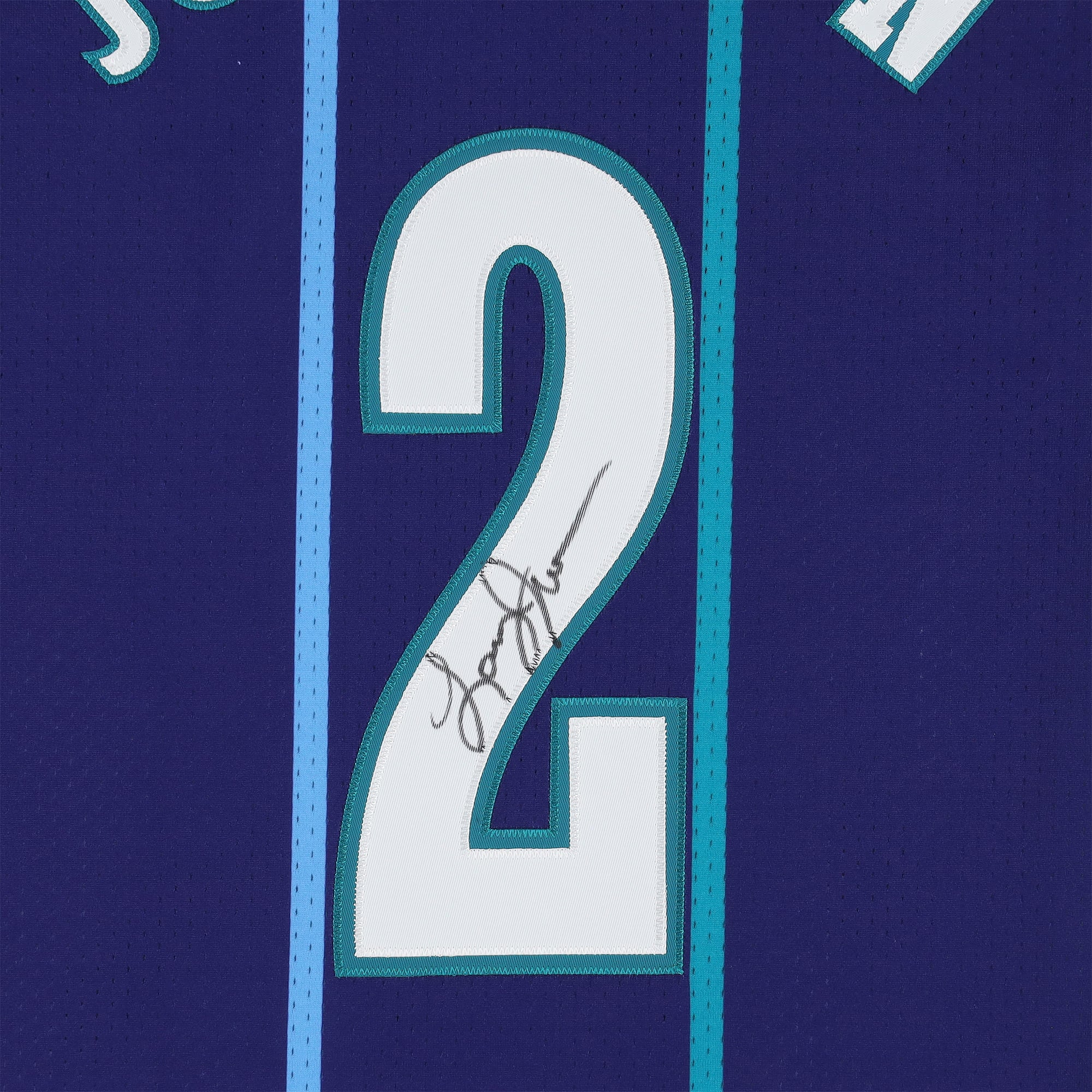 Maillot authentique Mitchell & Ness violet autographié par Larry Johnson des Charlotte Hornets (1996)