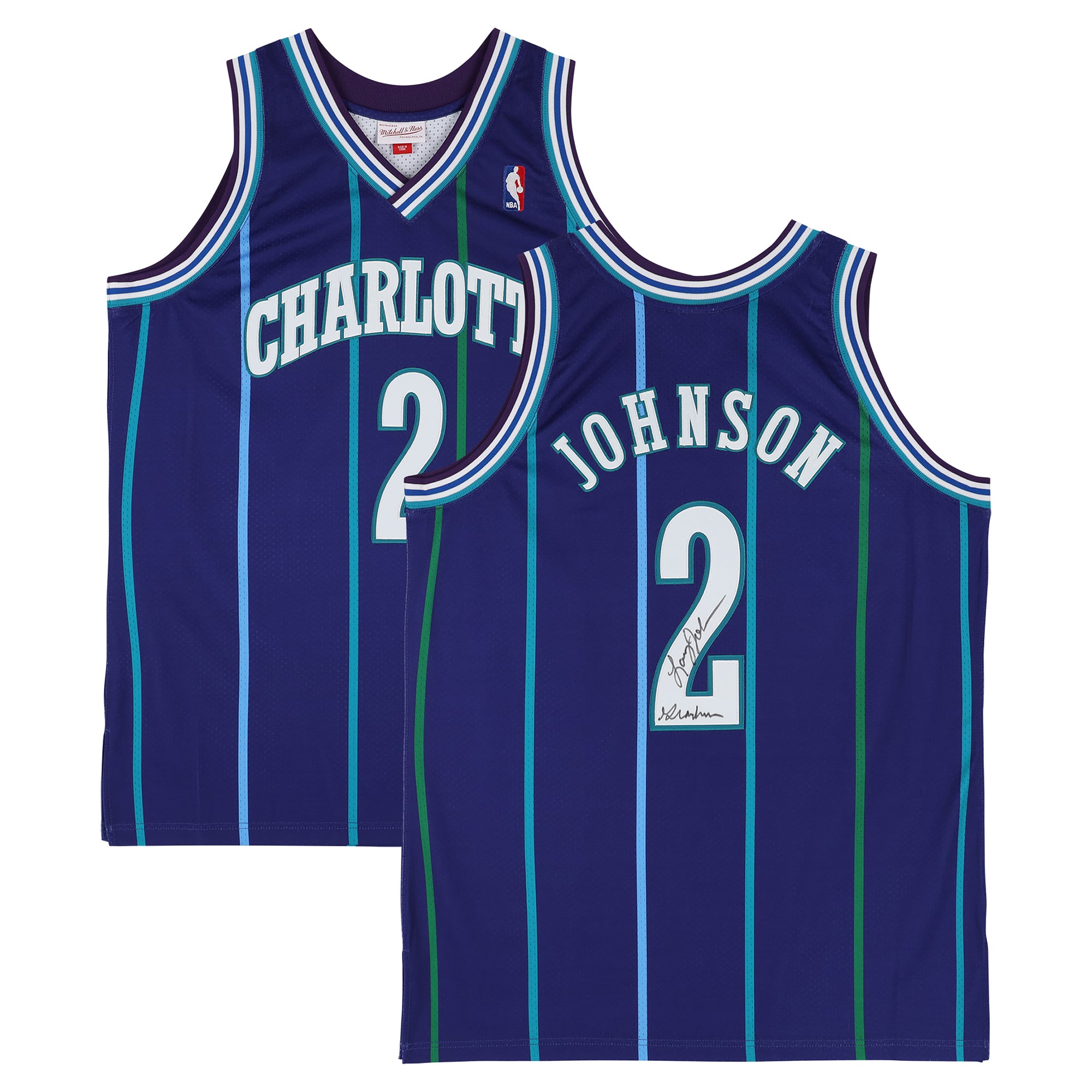Maillot authentique Mitchell & Ness violet de 1996, autographié par Larry Johnson des Charlotte Hornets, avec inscription « Grand-mère ».