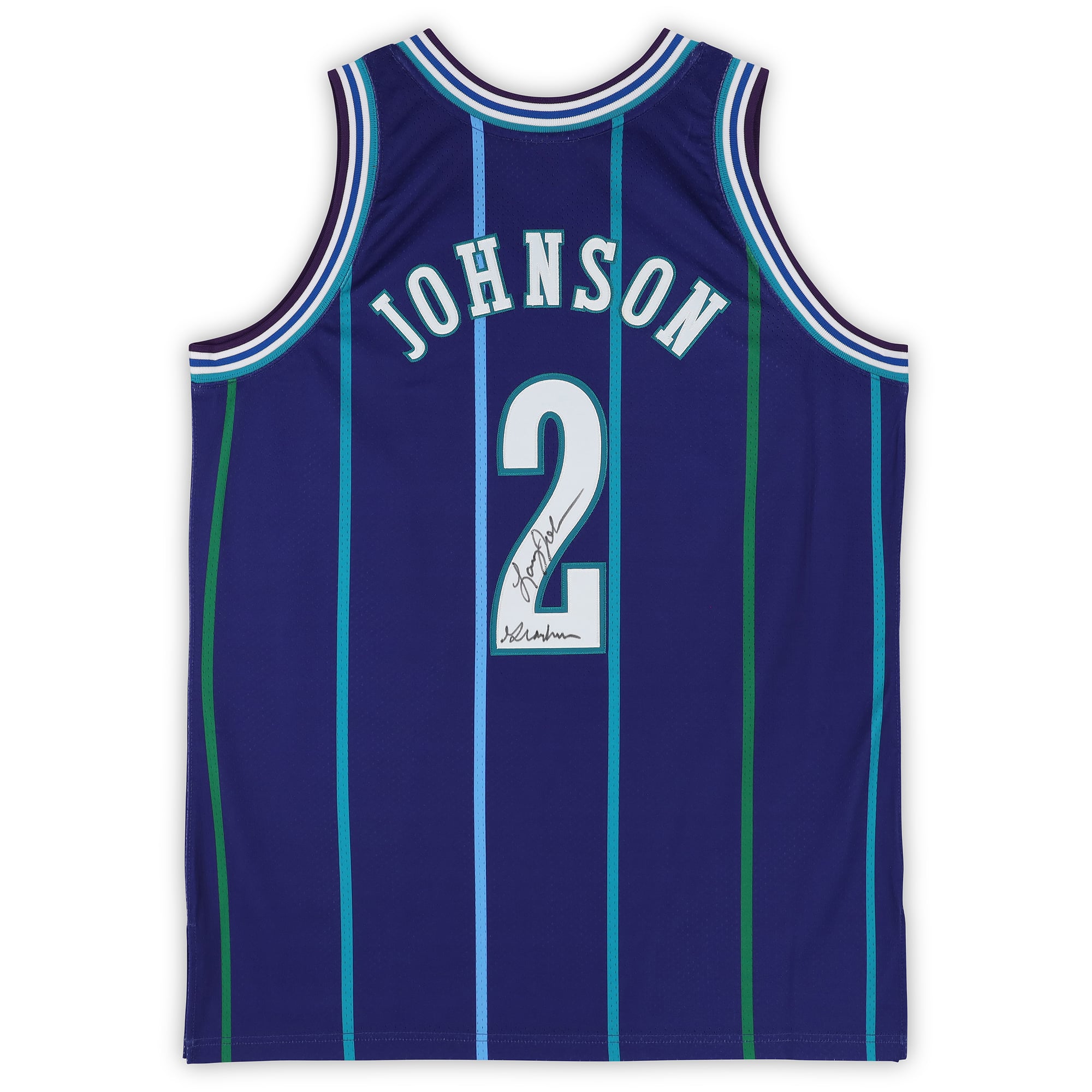 Maillot authentique Mitchell & Ness violet de 1996, autographié par Larry Johnson des Charlotte Hornets, avec inscription « Grand-mère ».