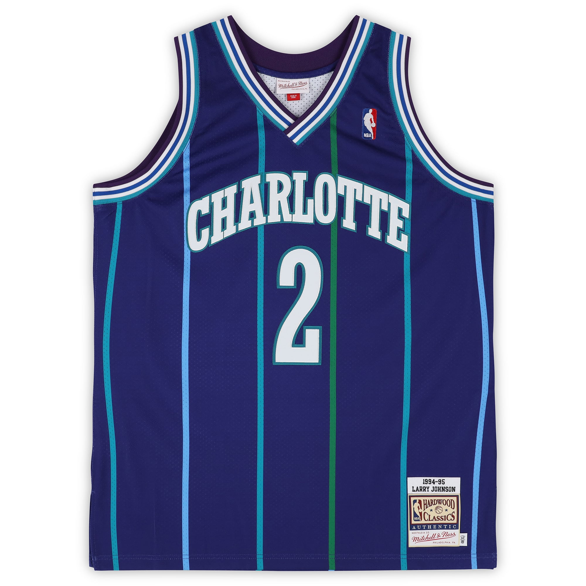 Maillot authentique Mitchell & Ness violet de 1996, autographié par Larry Johnson des Charlotte Hornets, avec inscription « Grand-mère ».