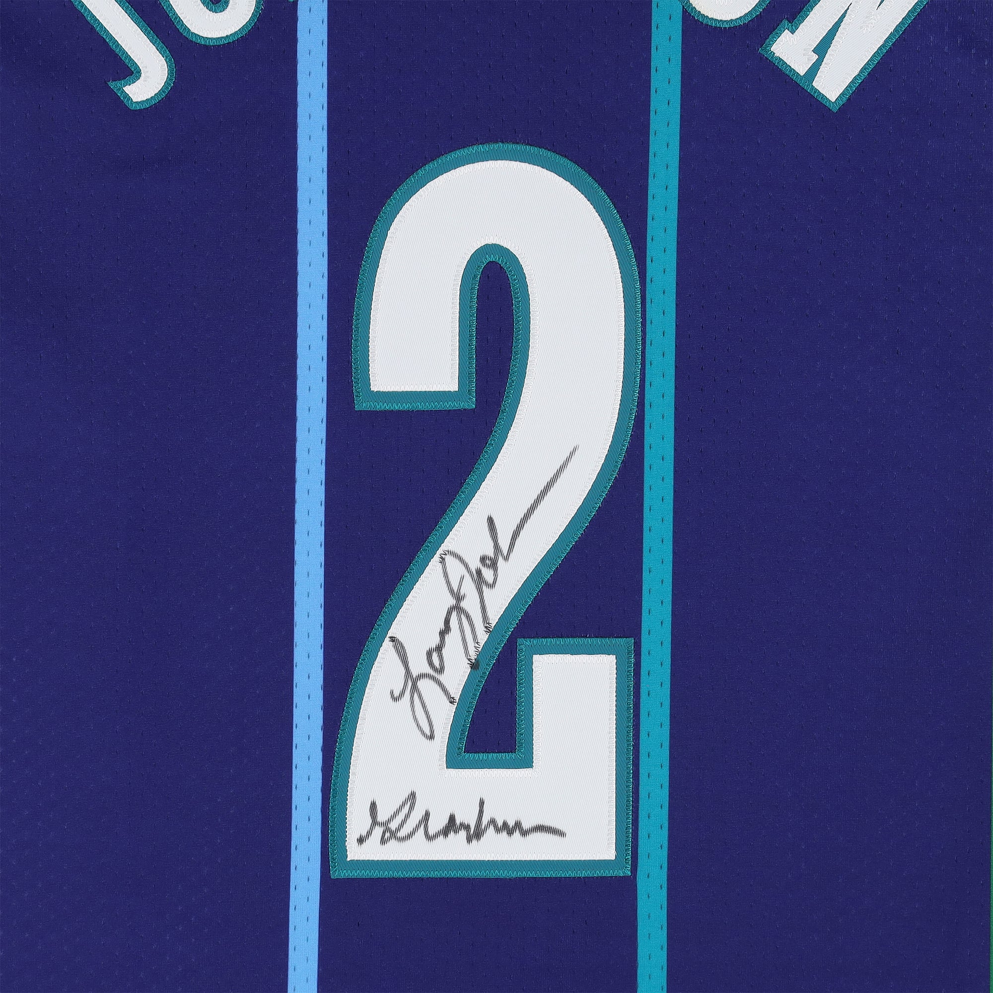 Maillot authentique Mitchell & Ness violet de 1996, autographié par Larry Johnson des Charlotte Hornets, avec inscription « Grand-mère ».