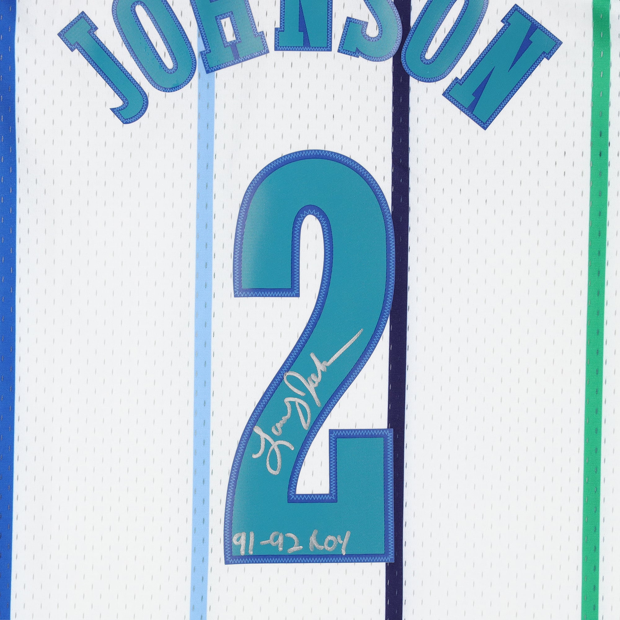 Maillot Swingman blanc Mitchell & Ness 1992 autographié par Larry Johnson des Charlotte Hornets, avec inscription « 91-92 ROY ».
