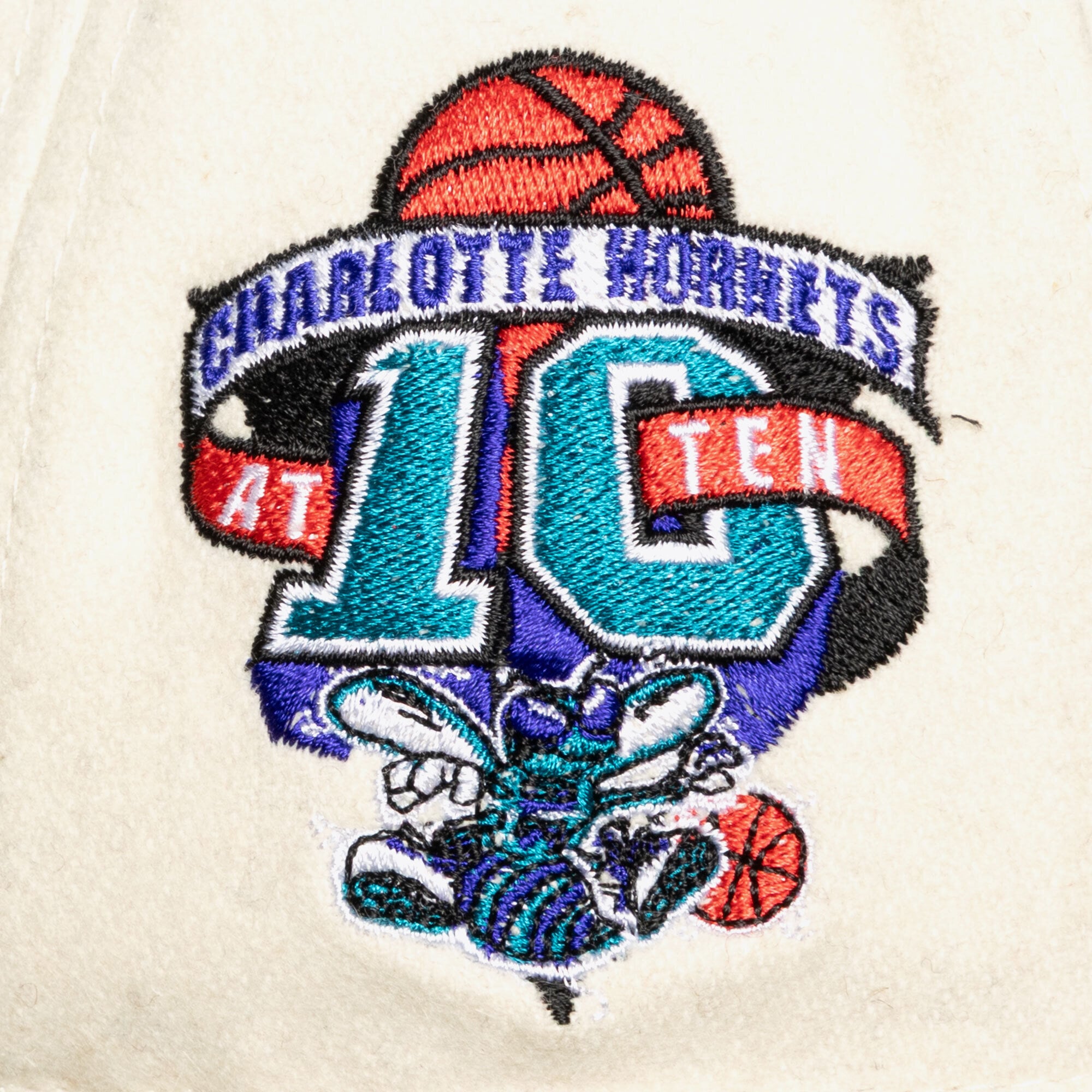 Casquette unisexe Mitchell & Ness crème Charlotte Hornets Team Pro ajustable