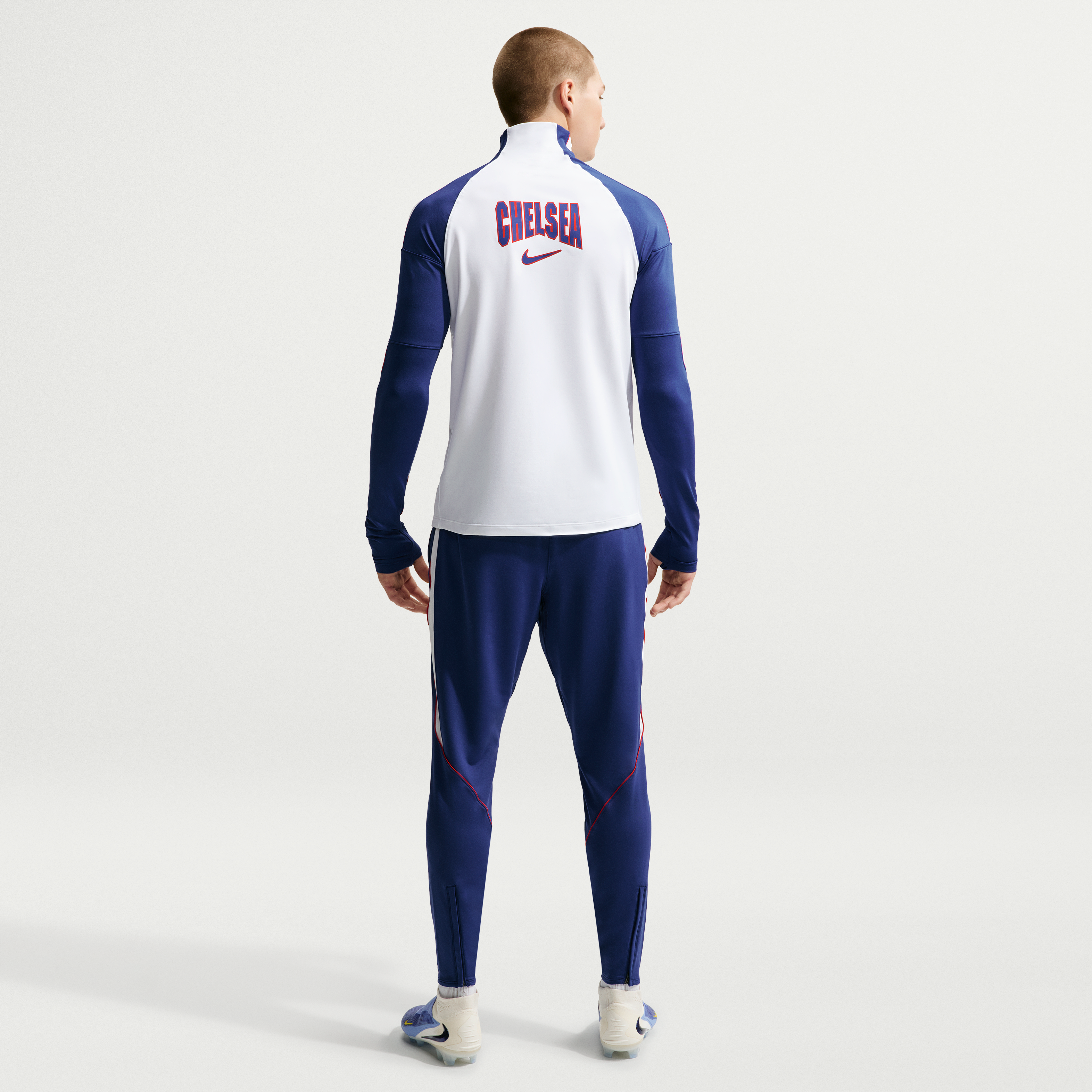 Haut de survêtement Nike Chelsea Strike Dri-FIT blanc à manches longues et fermeture éclair quart tour pour homme