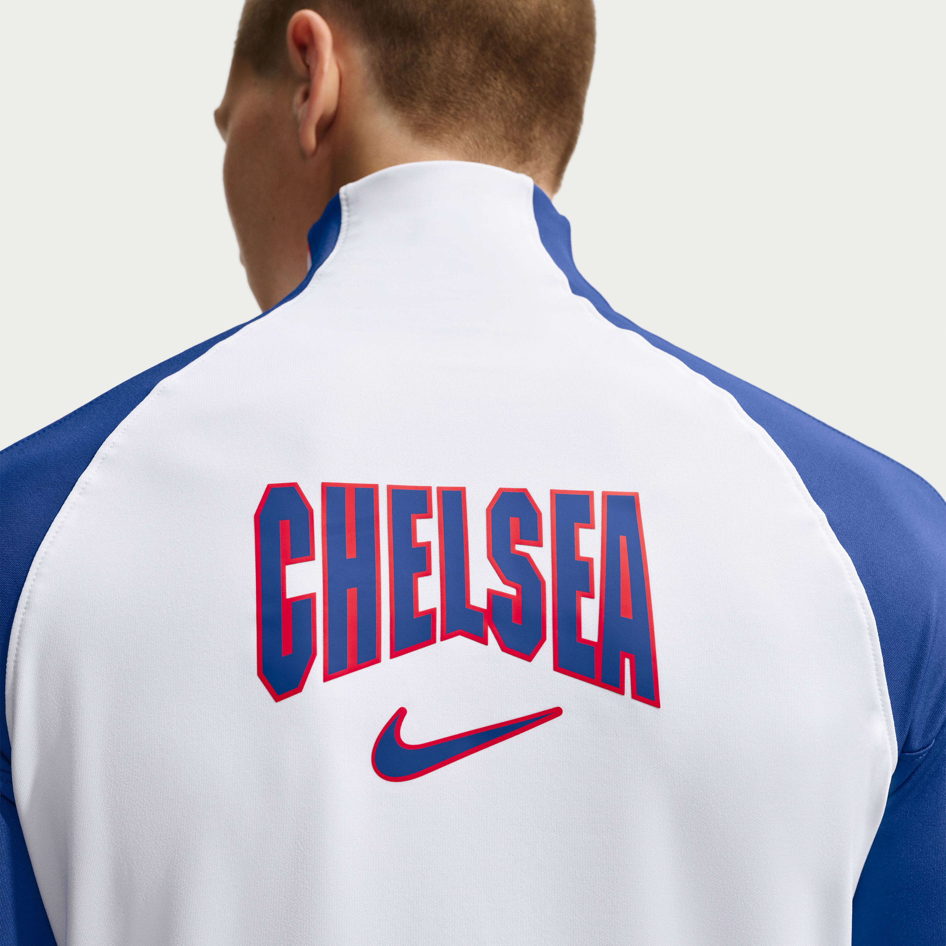 Haut de survêtement Nike Chelsea Strike Dri-FIT blanc à manches longues et fermeture éclair quart tour pour homme