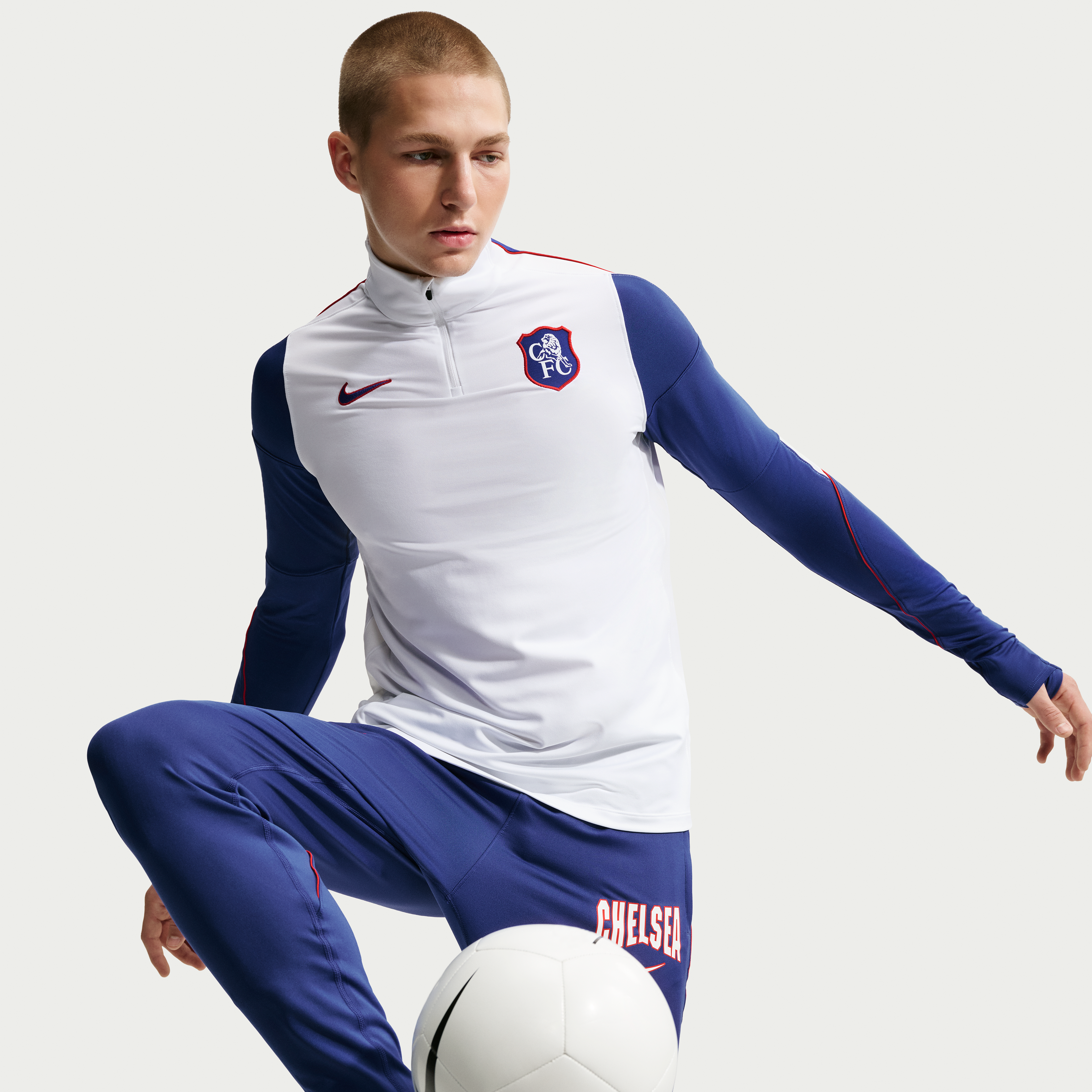 Haut de survêtement Nike Chelsea Strike Dri-FIT blanc à manches longues et fermeture éclair quart tour pour homme