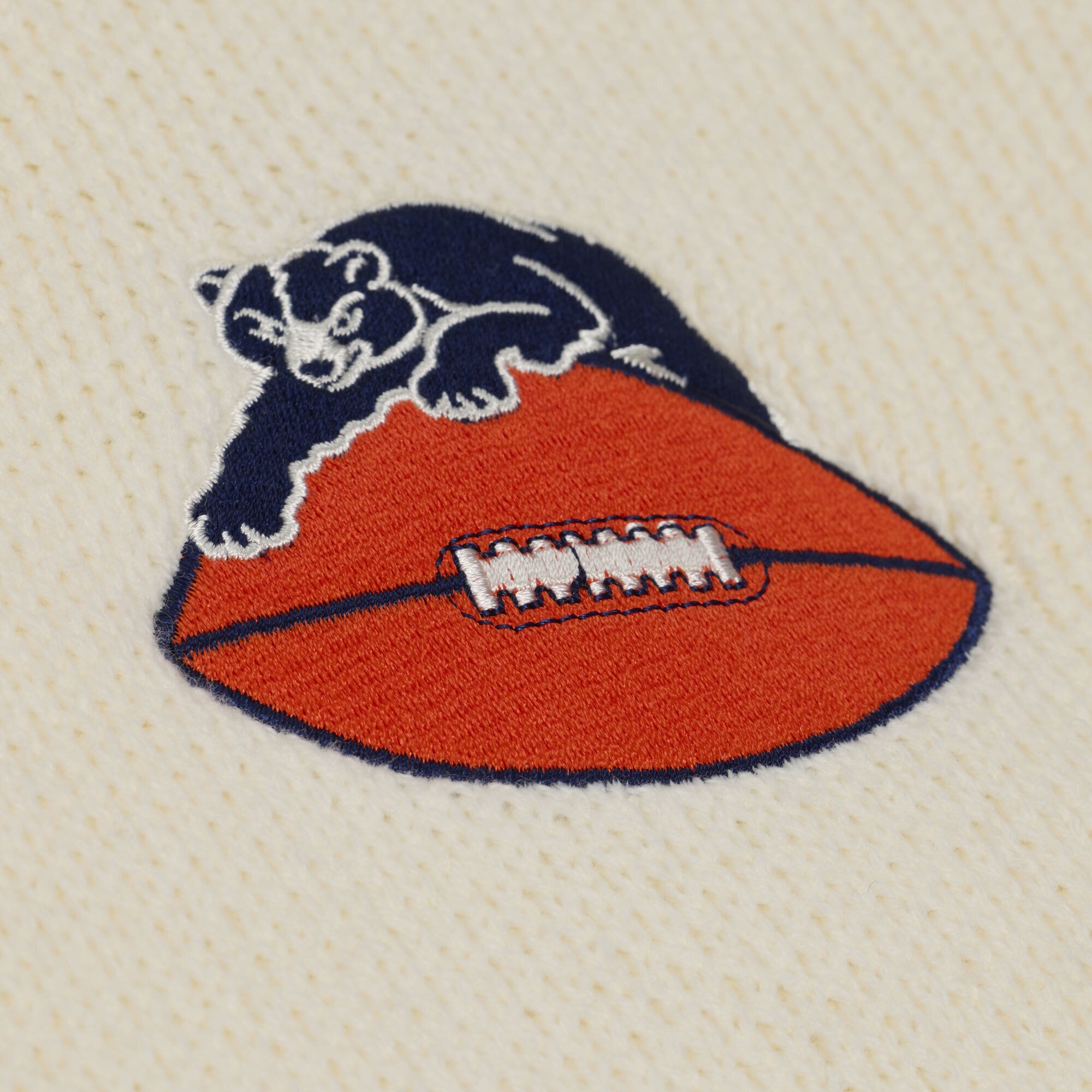 Gilet sans manches Mitchell & Ness crème pour femme, motif Chicago Bears Retro Roots, col en V