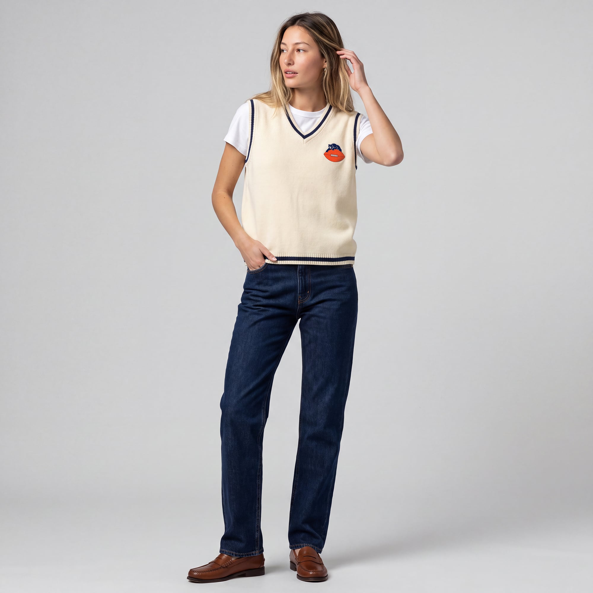 Gilet sans manches Mitchell & Ness crème pour femme, motif Chicago Bears Retro Roots, col en V