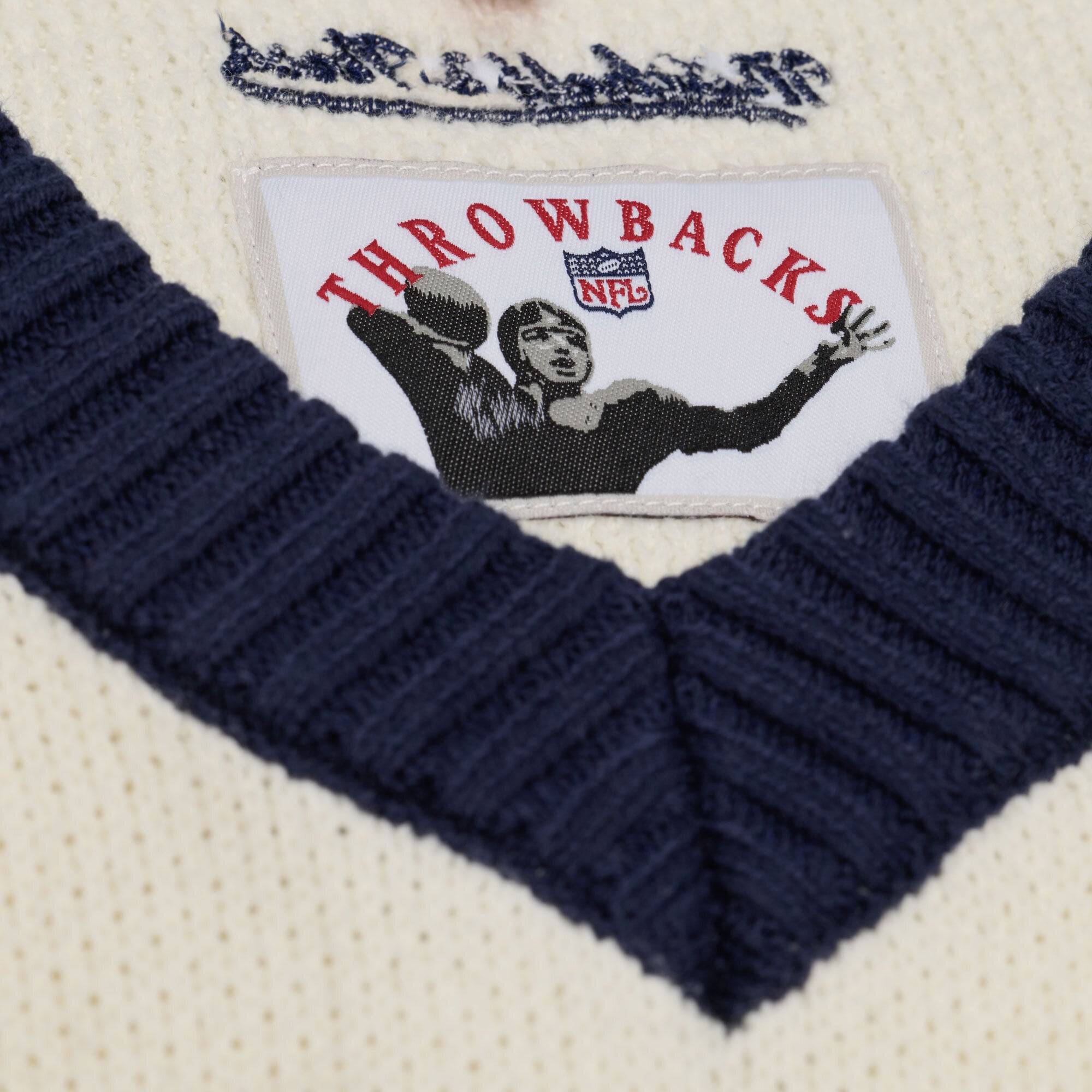 Pull col V Mitchell & Ness crème/marine Chicago Bears Retro Roots pour femme