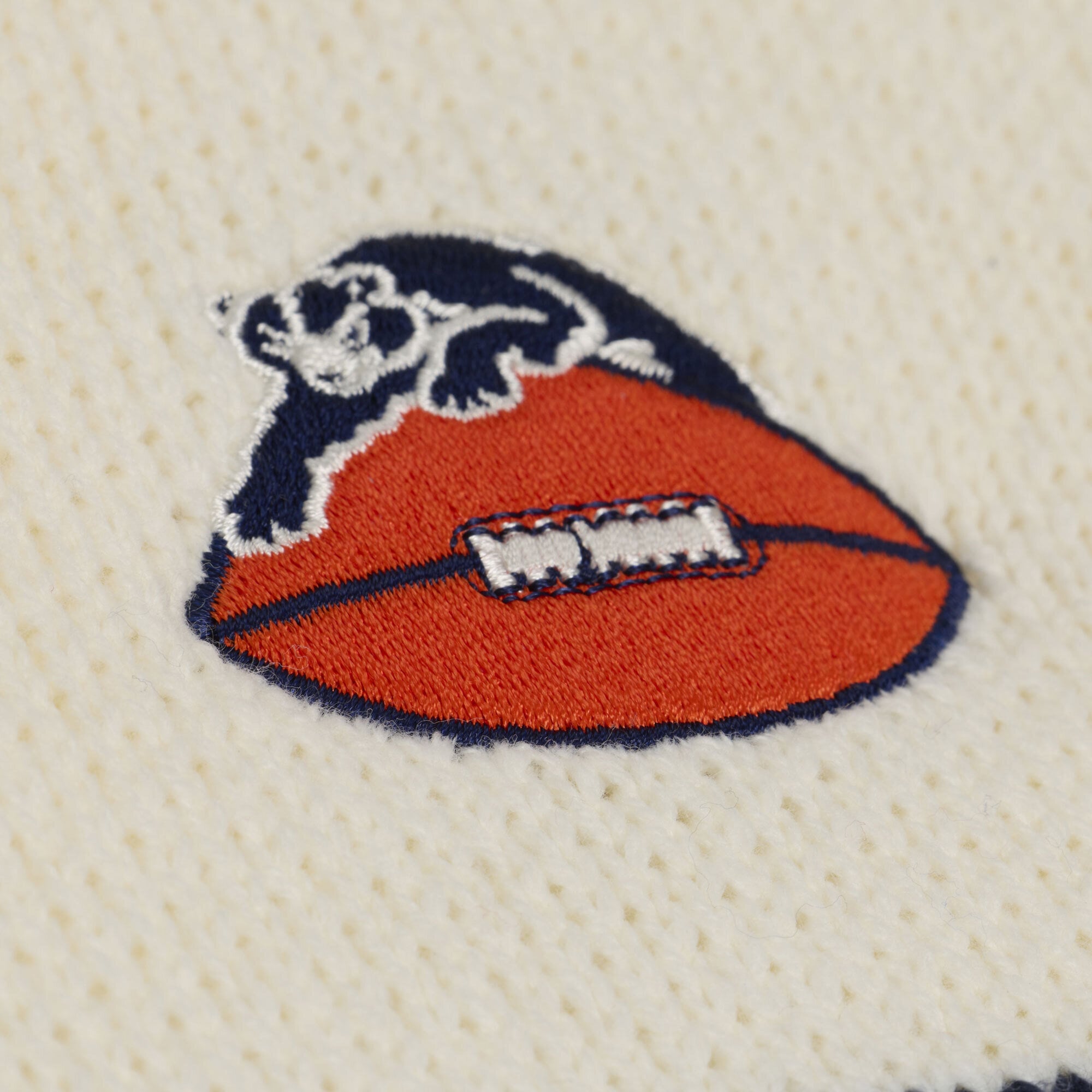 Pull col V Mitchell & Ness crème/marine Chicago Bears Retro Roots pour femme