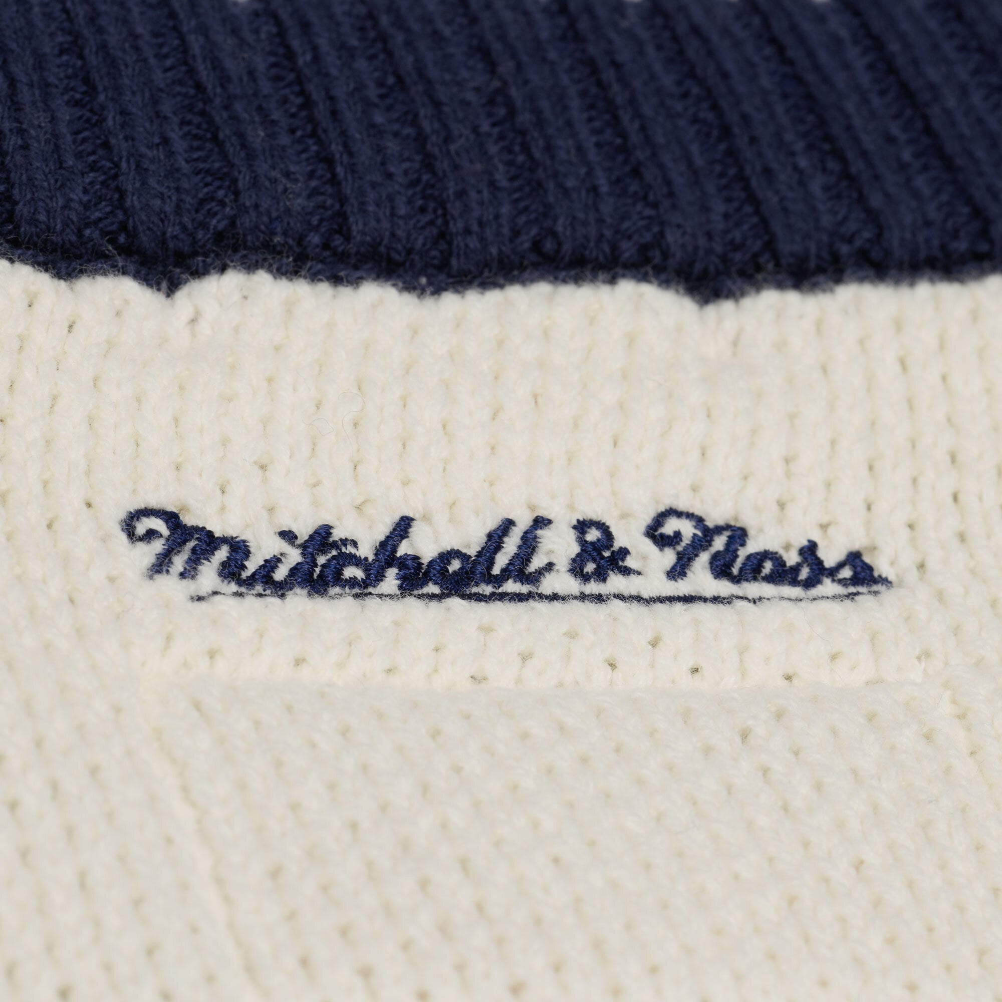 Pull col V Mitchell & Ness crème/marine Chicago Bears Retro Roots pour femme