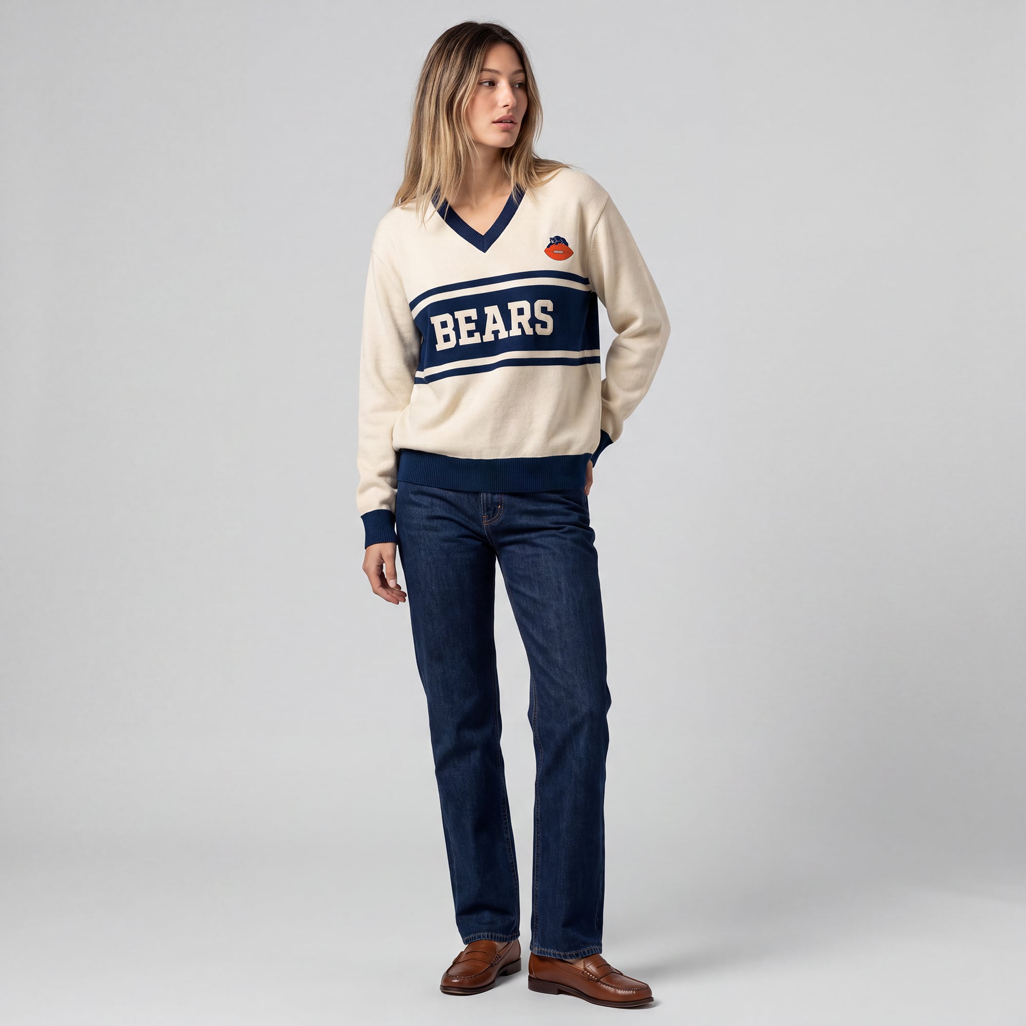 Pull col V Mitchell & Ness crème/marine Chicago Bears Retro Roots pour femme