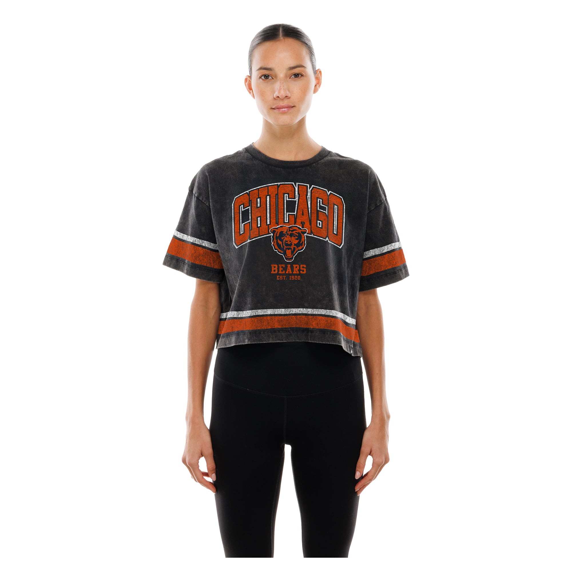 T-shirt court New Era noir Chicago Bears Lifestyle pour femme, délavé à l'huile minérale, coupe carrée.