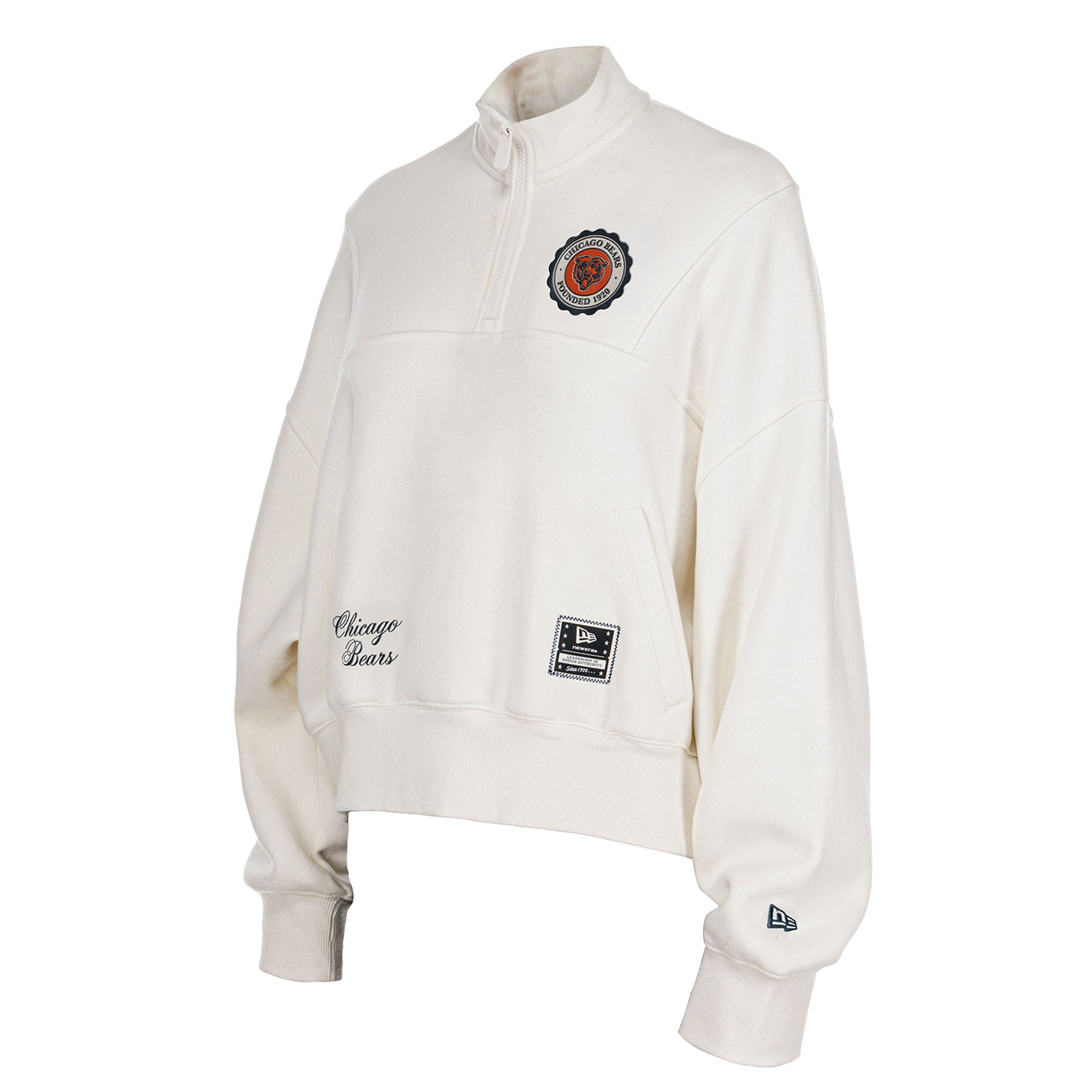 Pull-over New Era crème pour femme, modèle Chicago Bears Academic, à col zippé.