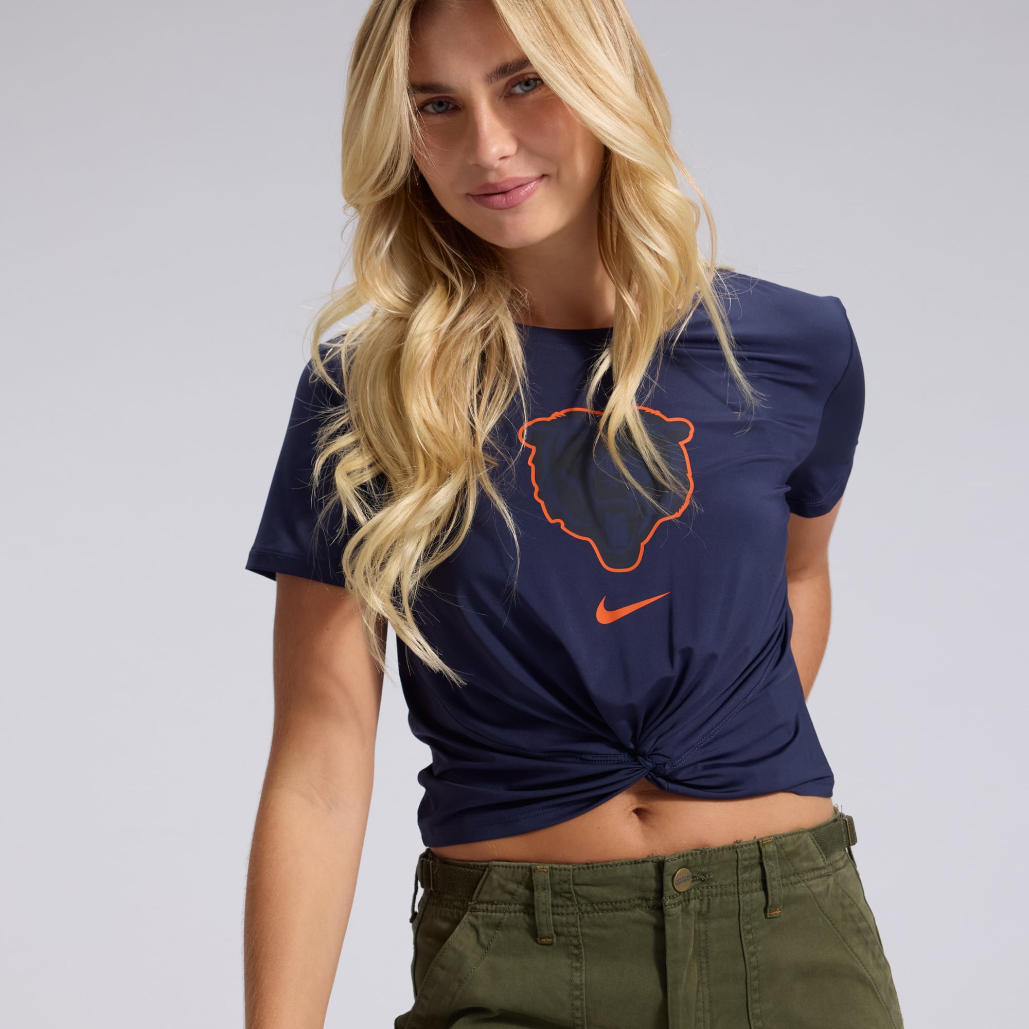 T-shirt court Nike Classic Twist pour femme, collection Chicago Bears 2026 Rivalries, bleu marine.
