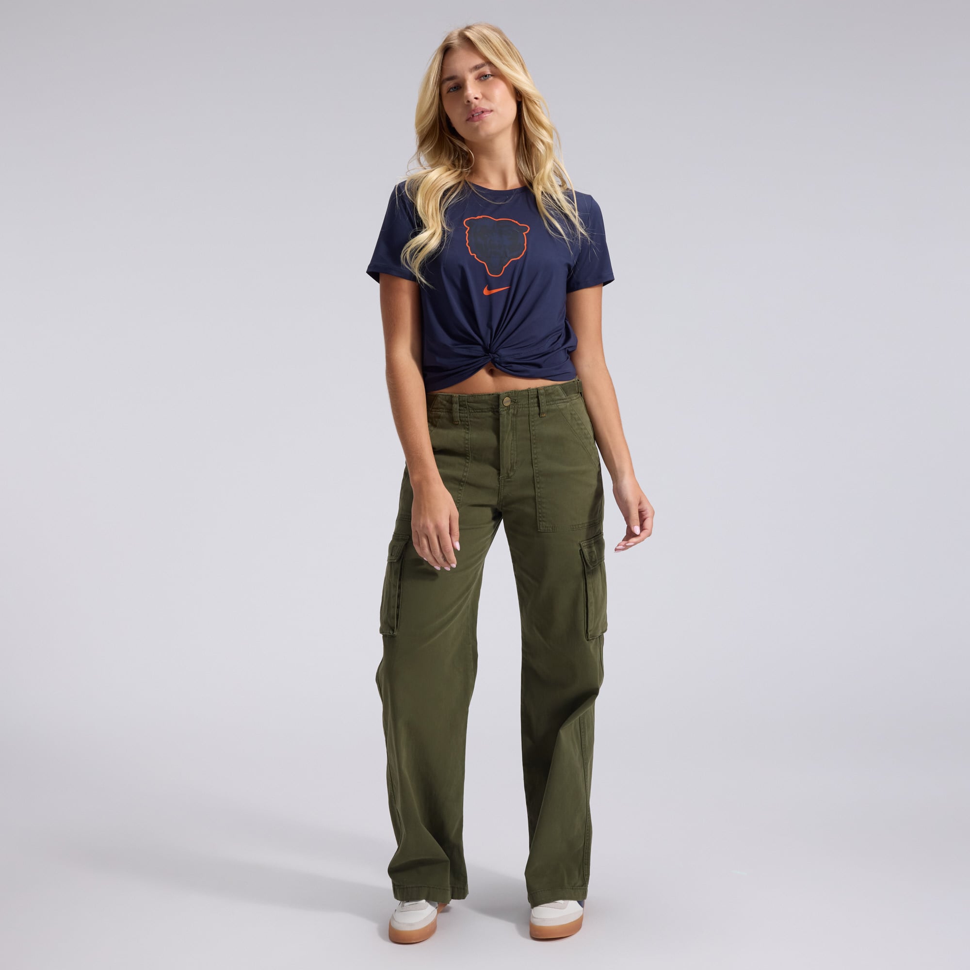 T-shirt court Nike Classic Twist pour femme, collection Chicago Bears 2026 Rivalries, bleu marine.