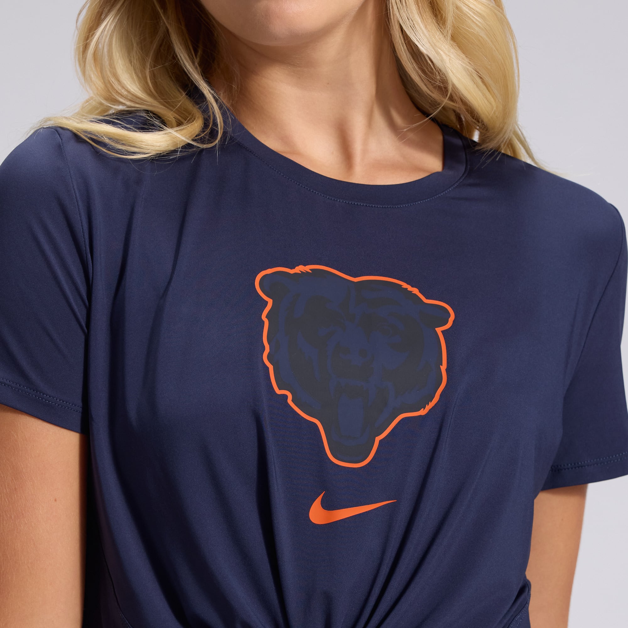 T-shirt court Nike Classic Twist pour femme, collection Chicago Bears 2026 Rivalries, bleu marine.