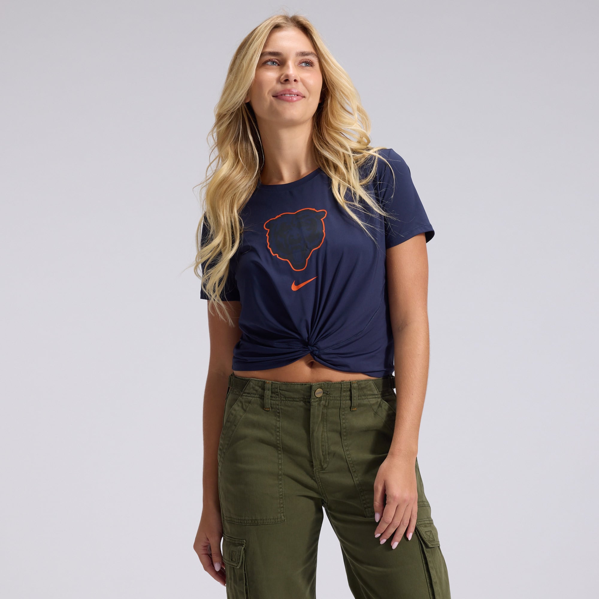 T-shirt court Nike Classic Twist pour femme, collection Chicago Bears 2026 Rivalries, bleu marine.