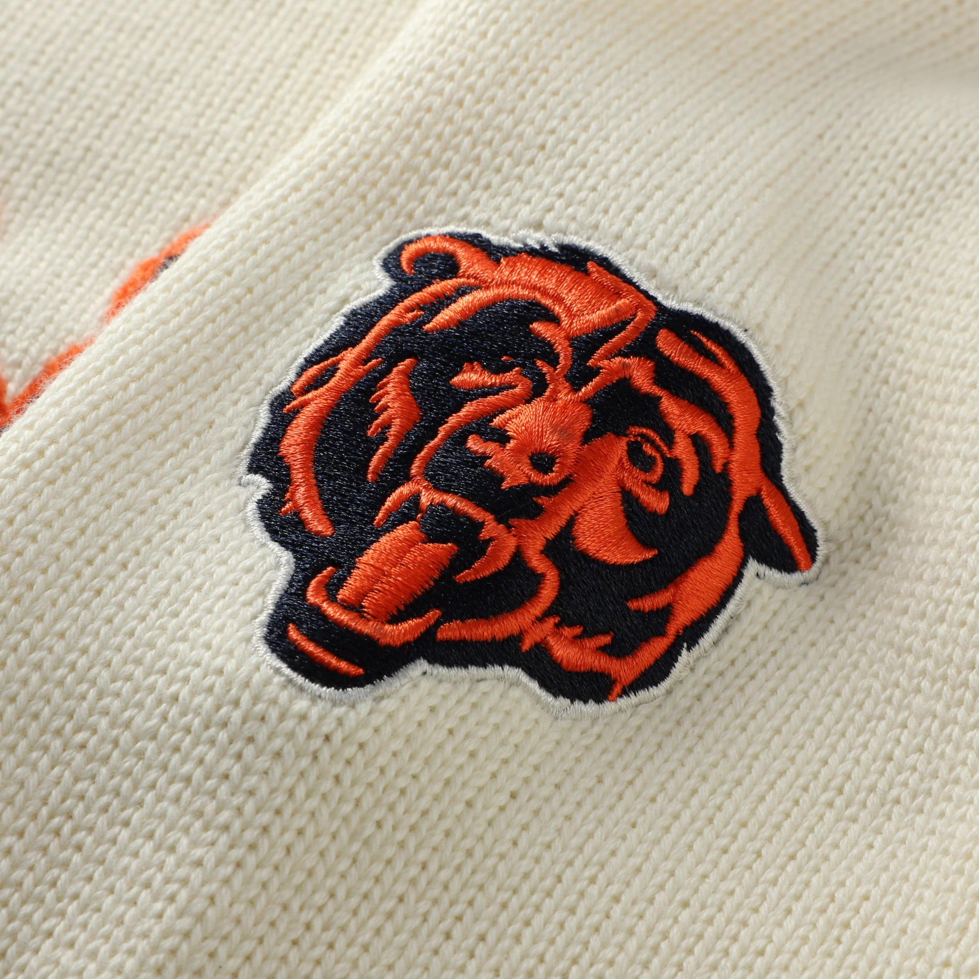 Pull col V en jacquard crème Chicago Bears pour femme The Wild Collective