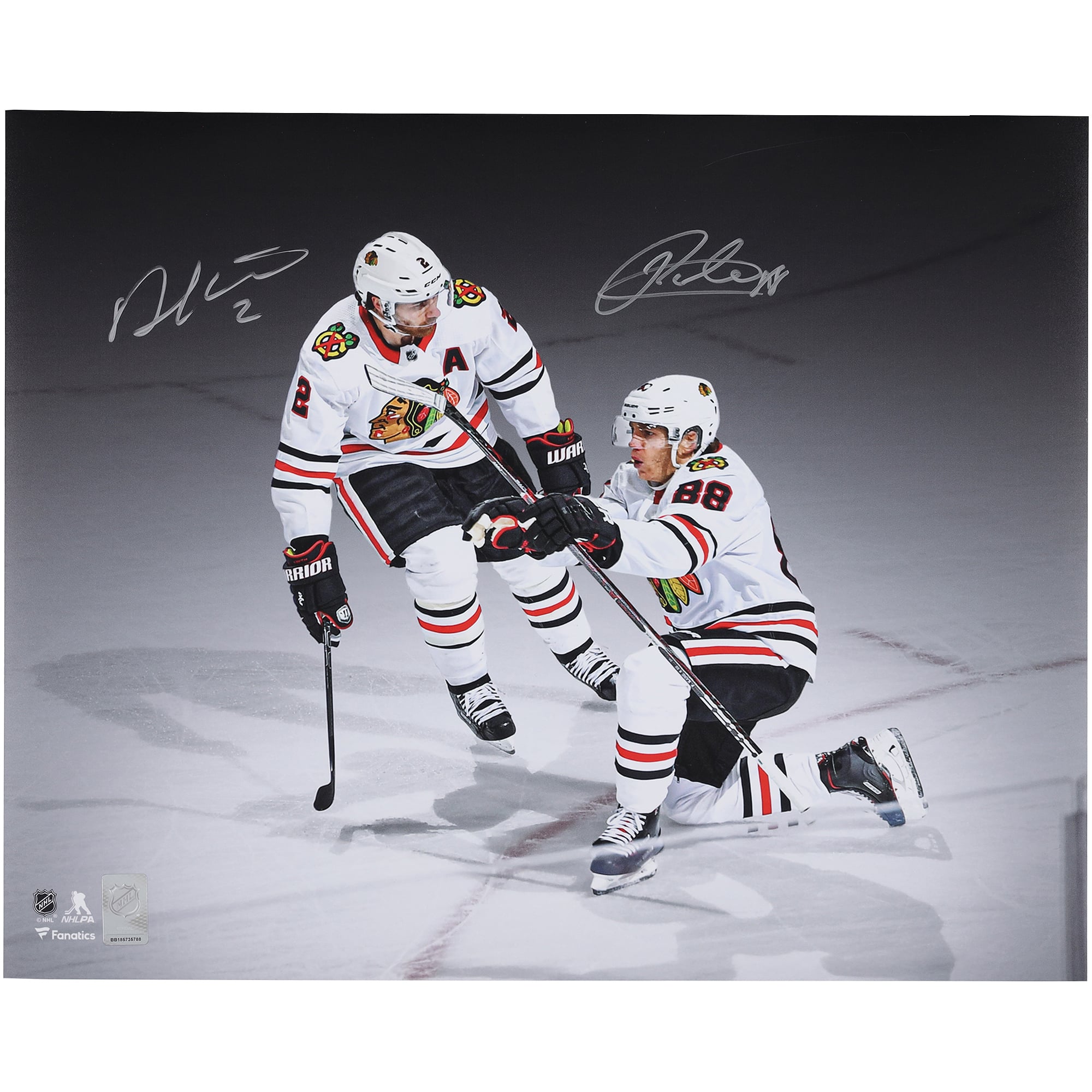 Photo souvenir de Patrick Kane et Duncan Keith, joueurs des Blackhawks de Chicago, autographiée (40 x 50 cm), lors de leur célébration en maillot blanc.