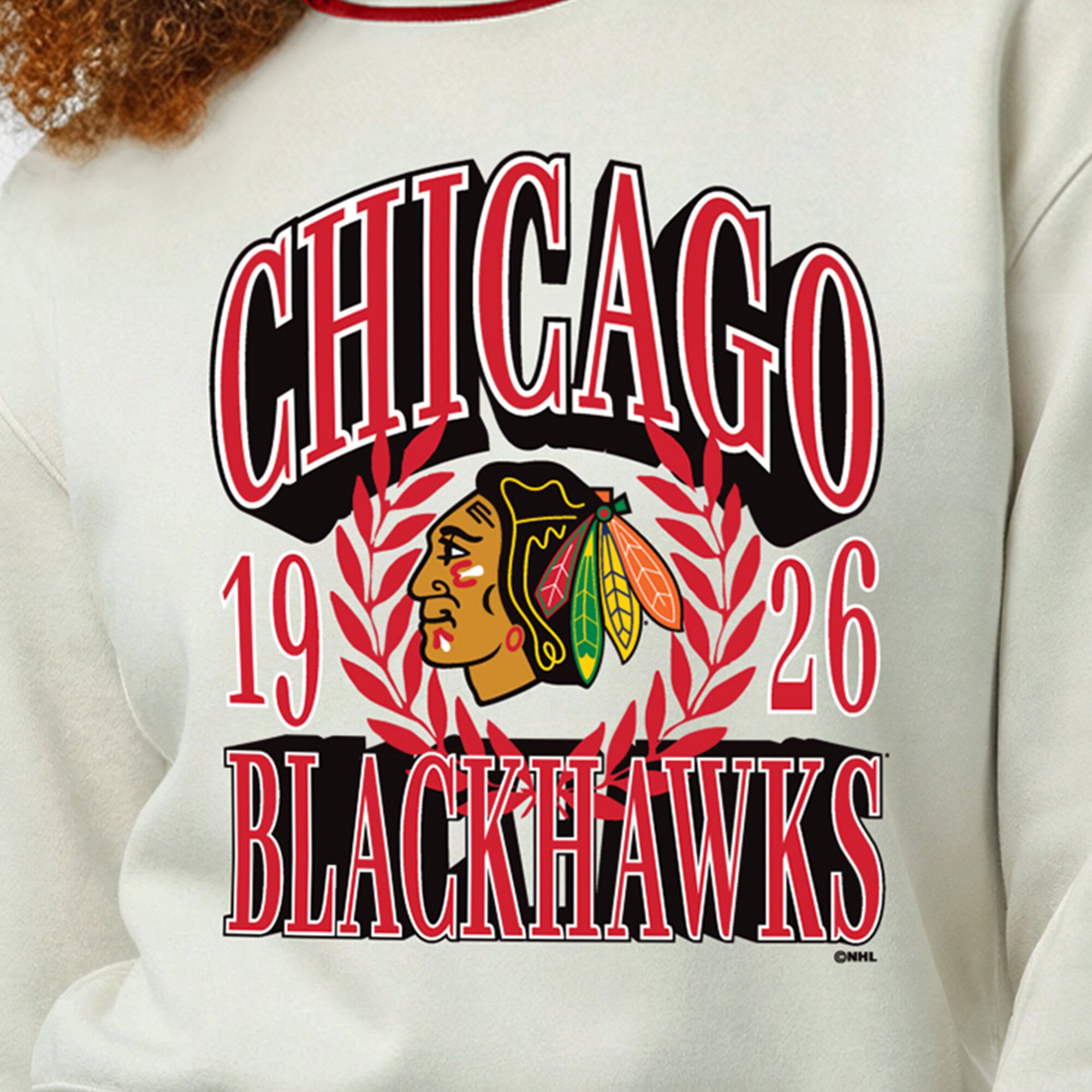 Sweat-shirt Champion crème pour femme, motif Bold Laurels des Blackhawks de Chicago, en fil tissé inversé.