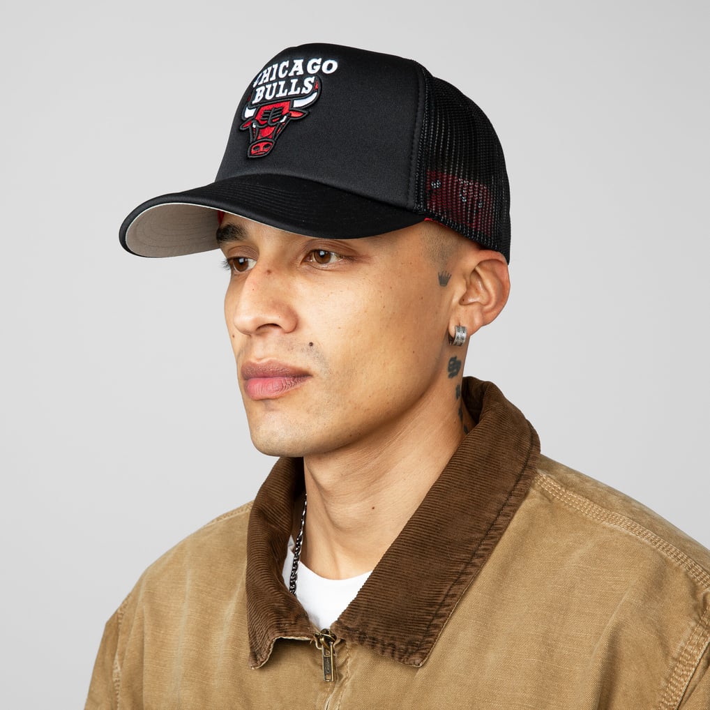 Mitchell & Ness シカゴ・ブルズ Hidden トラッカーキャップ