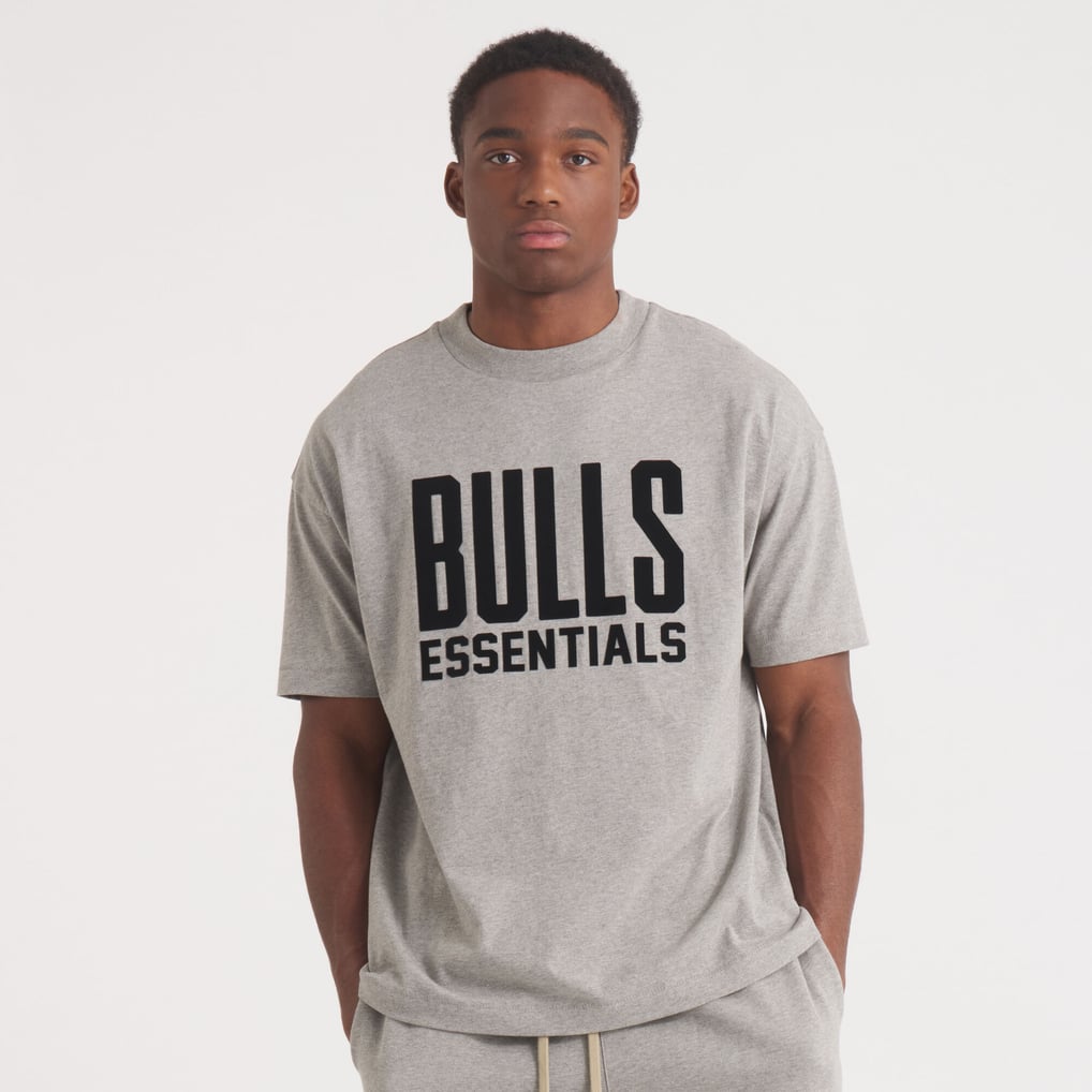 シカゴ・ブルズ x Fear Of God Essentials 半袖 Tシャツ ユニセックス