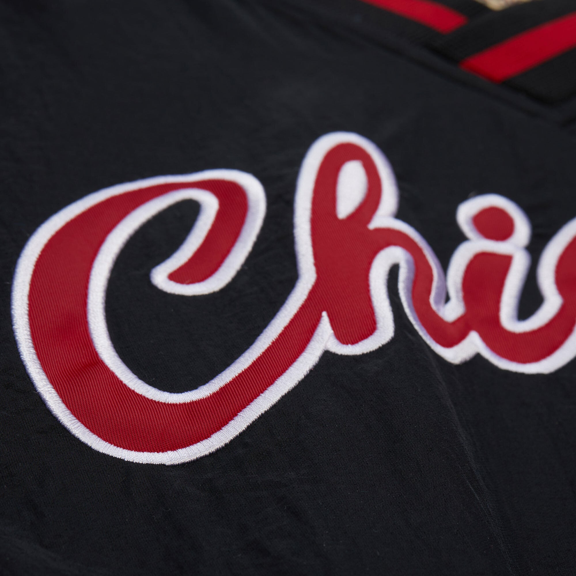 Men's Mitchell & Ness  Black Chicago Bulls Classic V-Neck Raglan Pullover