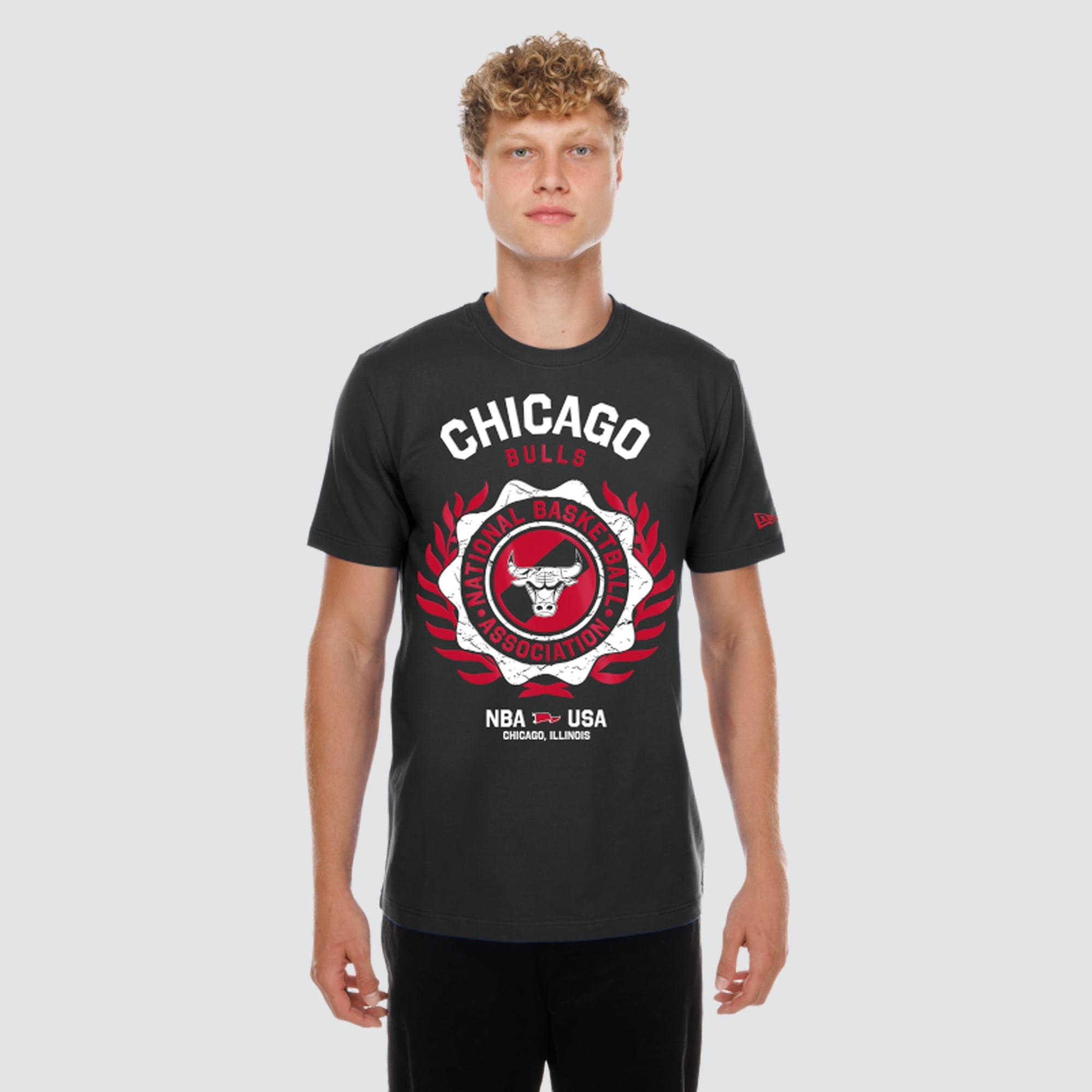 T-shirt floqué New Era noir pour homme, motif écusson des Chicago Bulls.